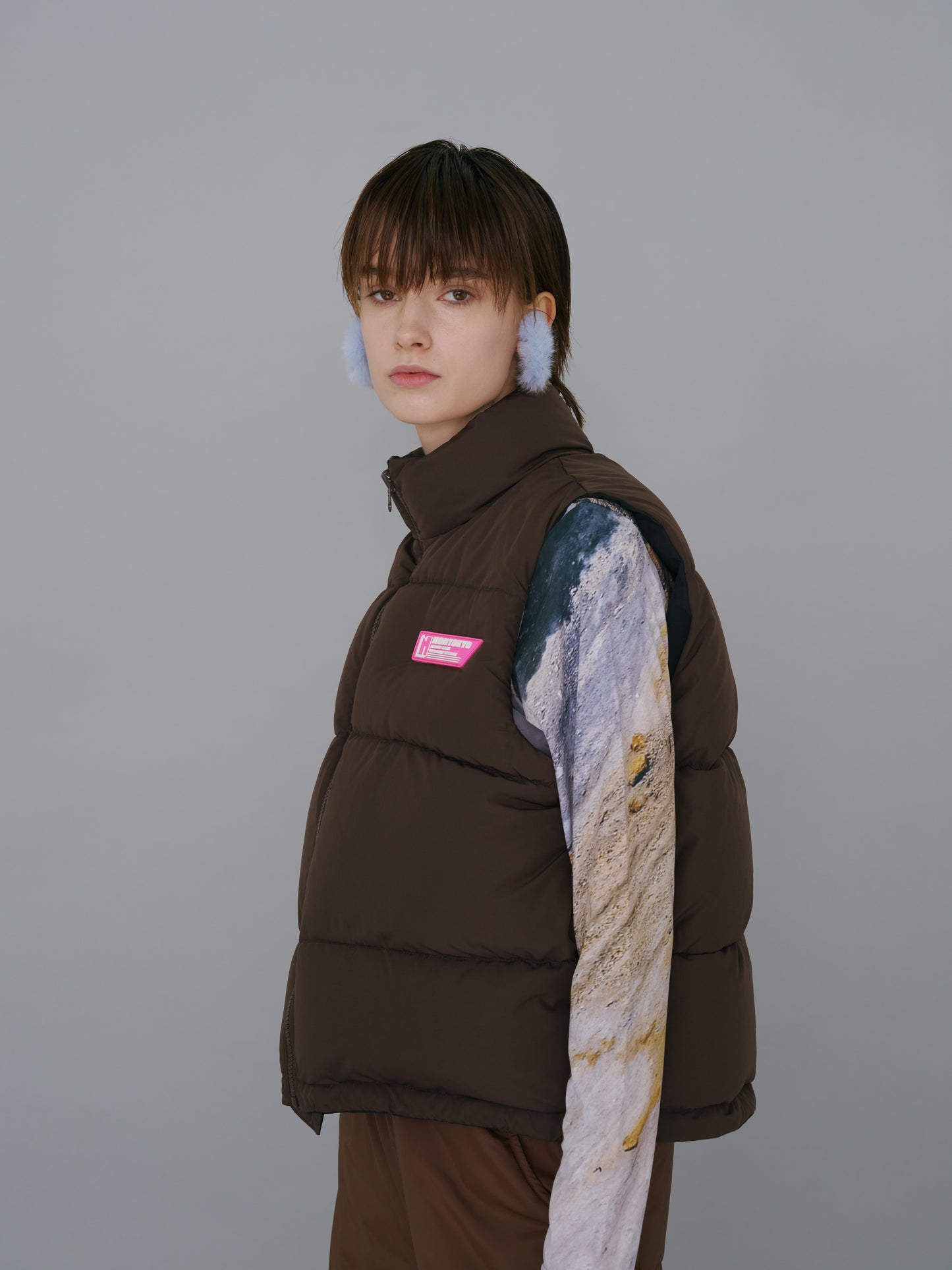 非 TOKYOxUNIVERSAL 连体衣 / 双面羽绒背心 (黑色×棕色)