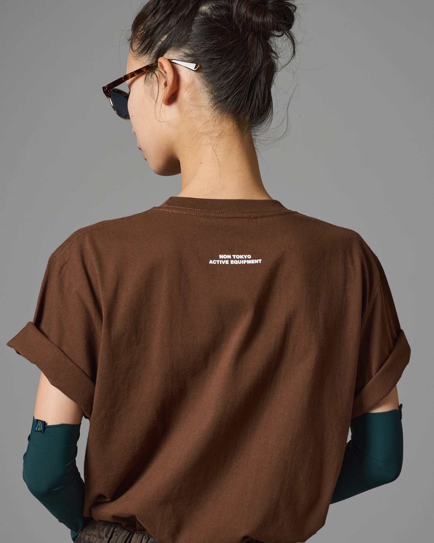 WORK PRINT SHORT T-SHIRT (BROWN)