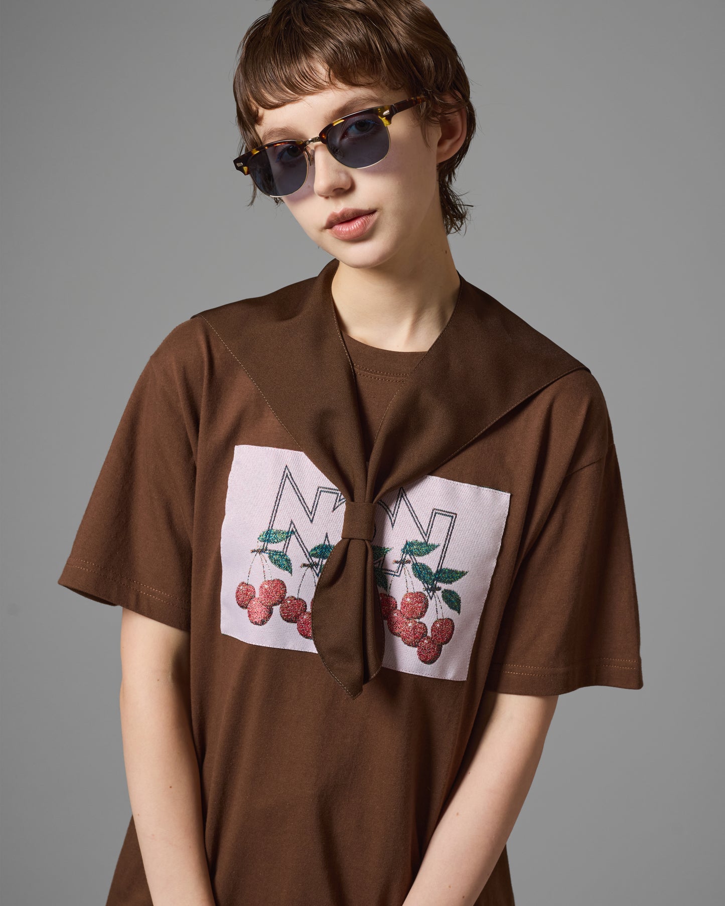 CHERRY JACQUARD PRINT SHORT T-SHIRT (BROWN)
