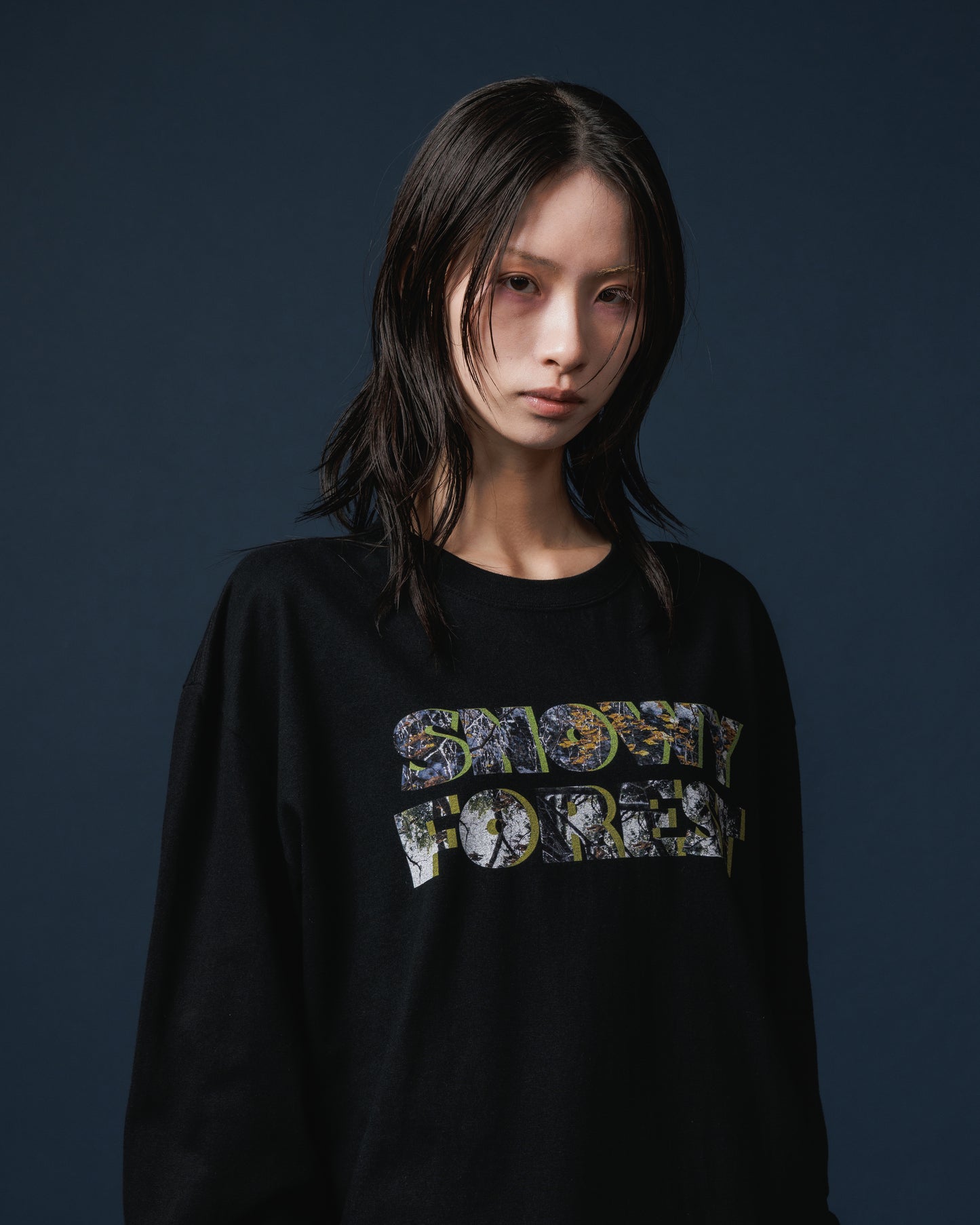 SNOWY FOREST PRINT L/S T-SHIRT (BLACK)