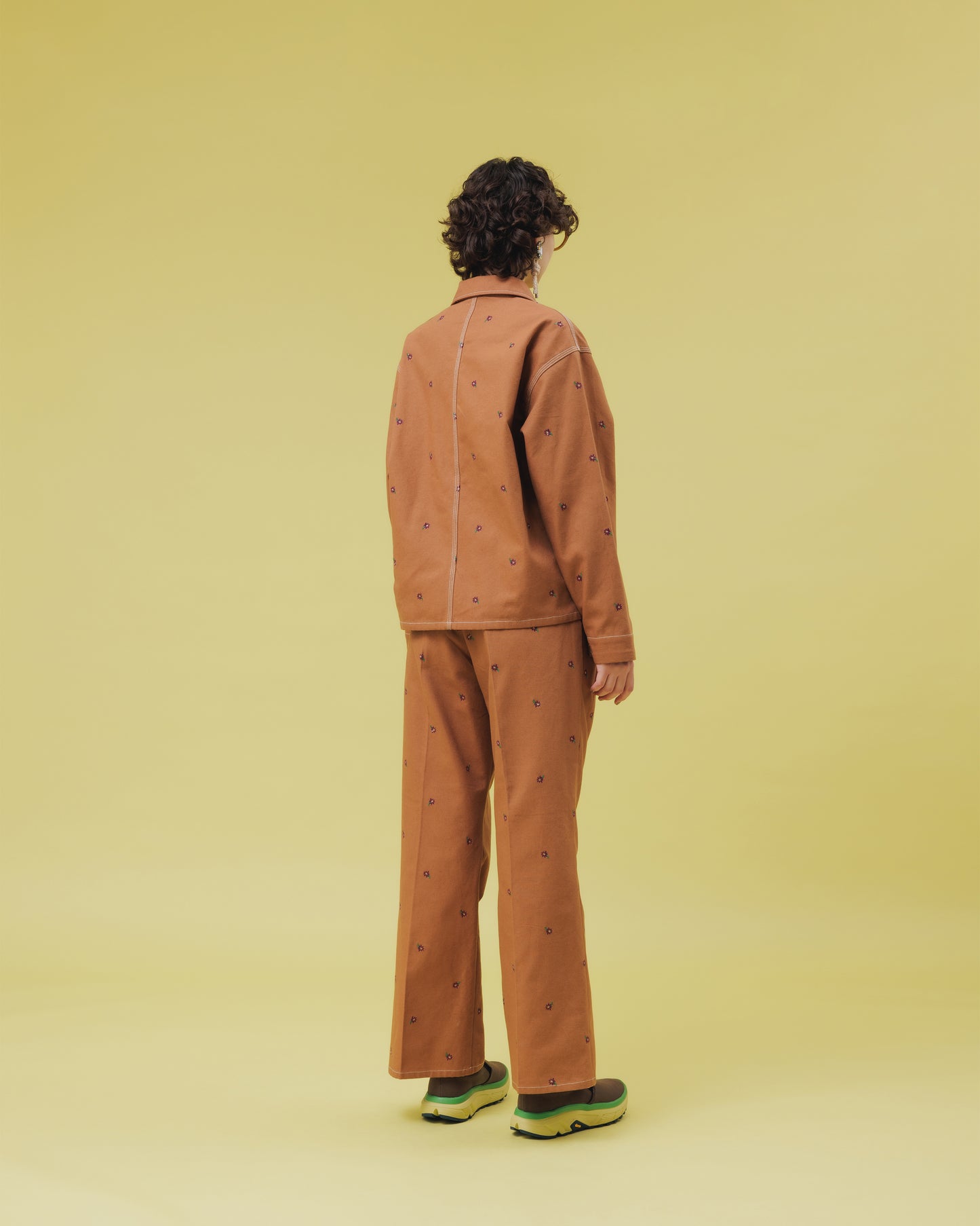 NON TOKYO / FLOWER EMBROIDERY COVERALL feat.UNIVERSALOVERALL (CAMEL) / 〈ノントーキョー〉フラワー刺繍カバーオール (キャメル)