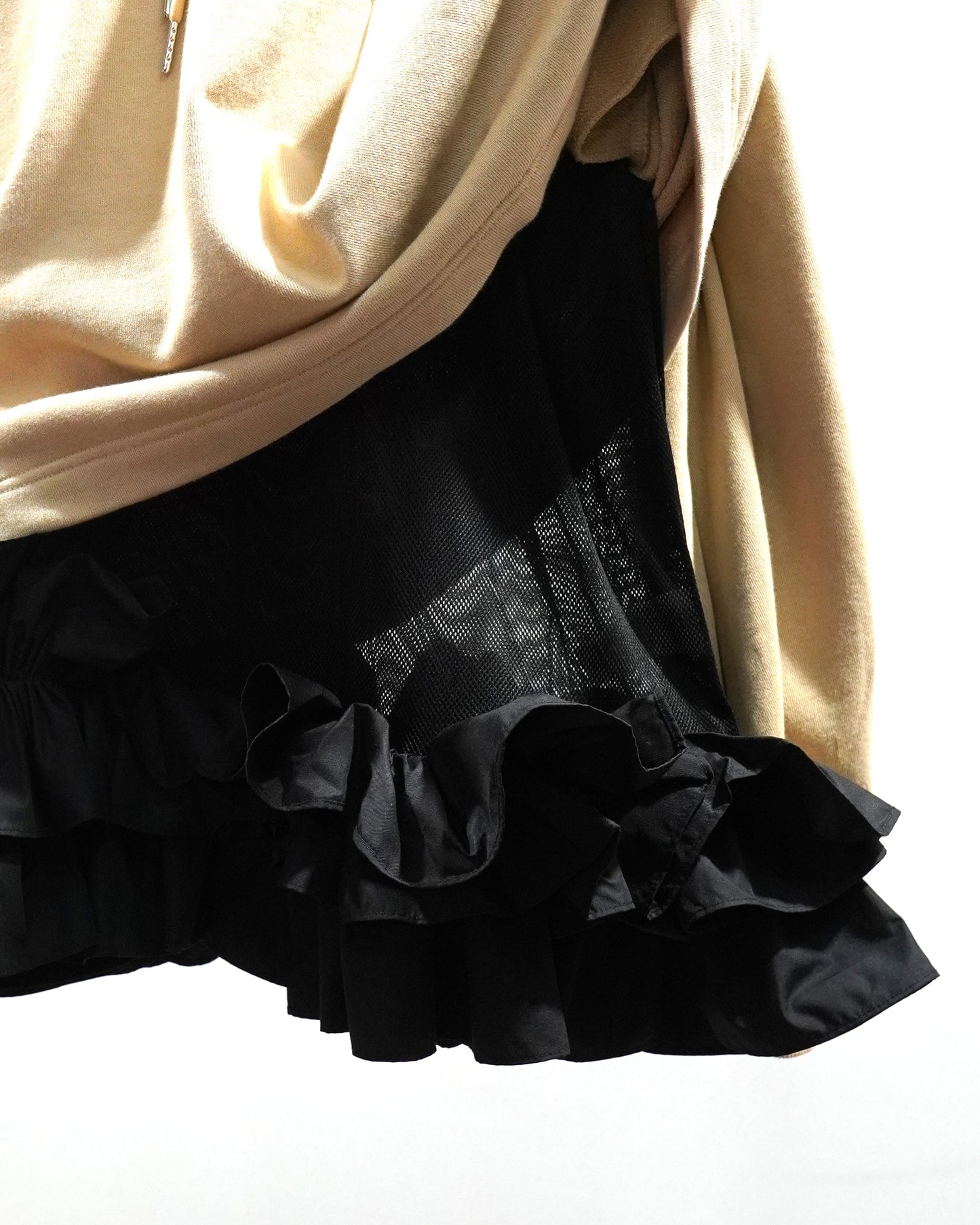 FRILL HEM SWEAT HOODIE (BEIGE x BLACK)