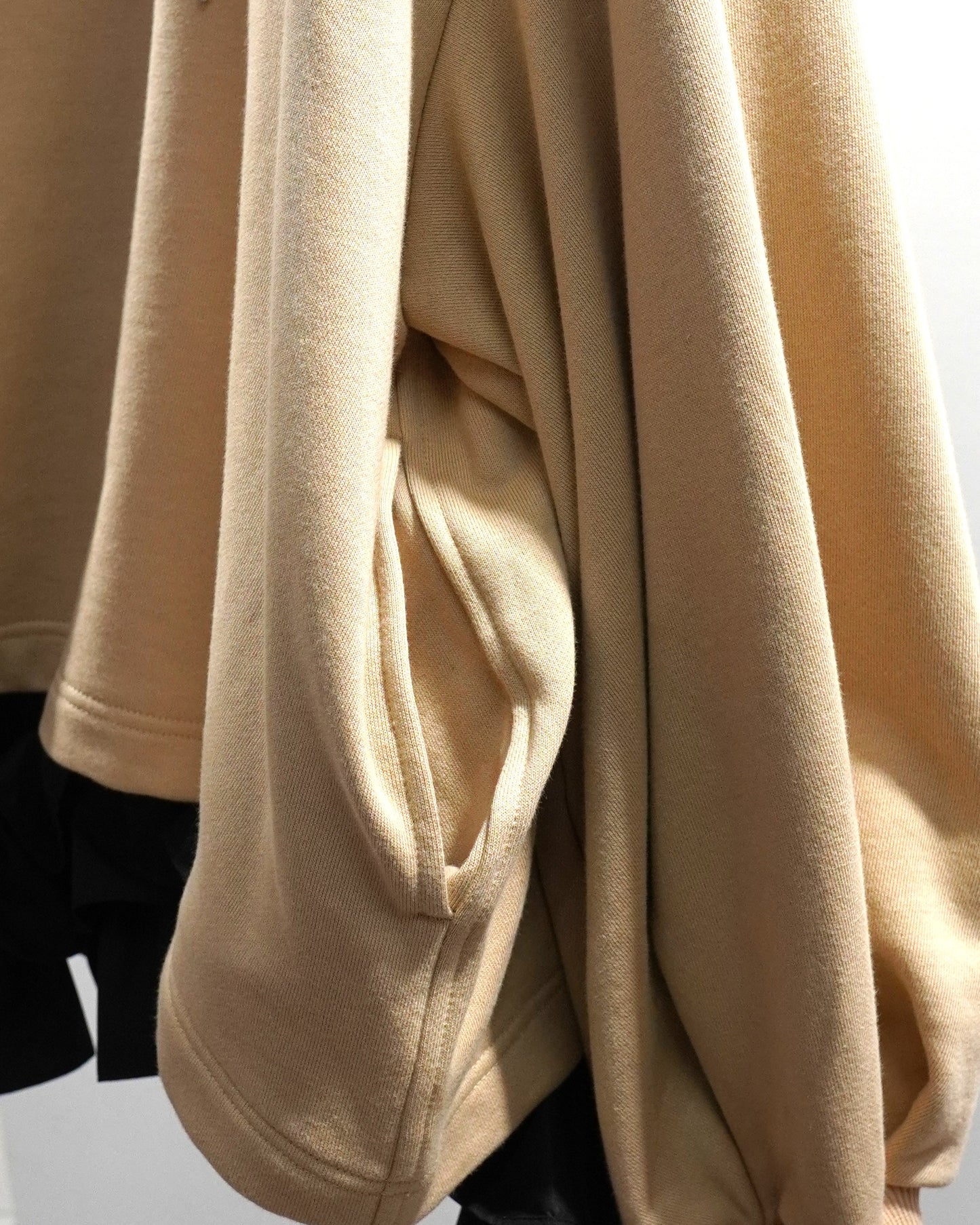 FRILL HEM SWEAT HOODIE (BEIGE x BLACK)