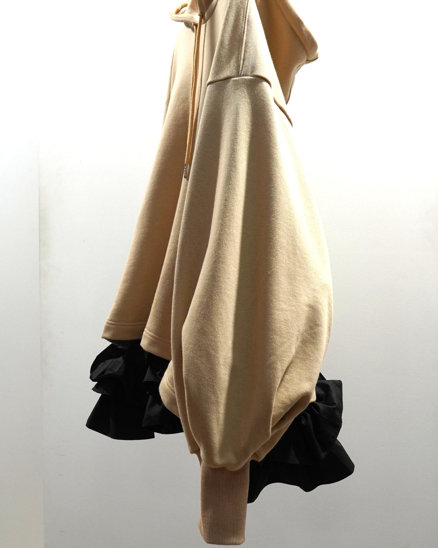 FRILL HEM SWEAT HOODIE (BEIGE x BLACK)