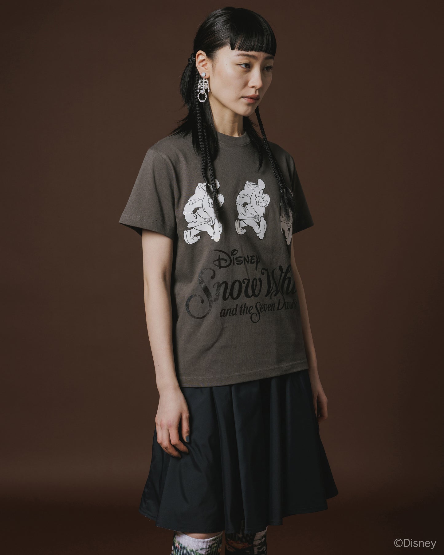 【Disney collection】PRINT T-SHIRT / GRUMPY (GRAY)
