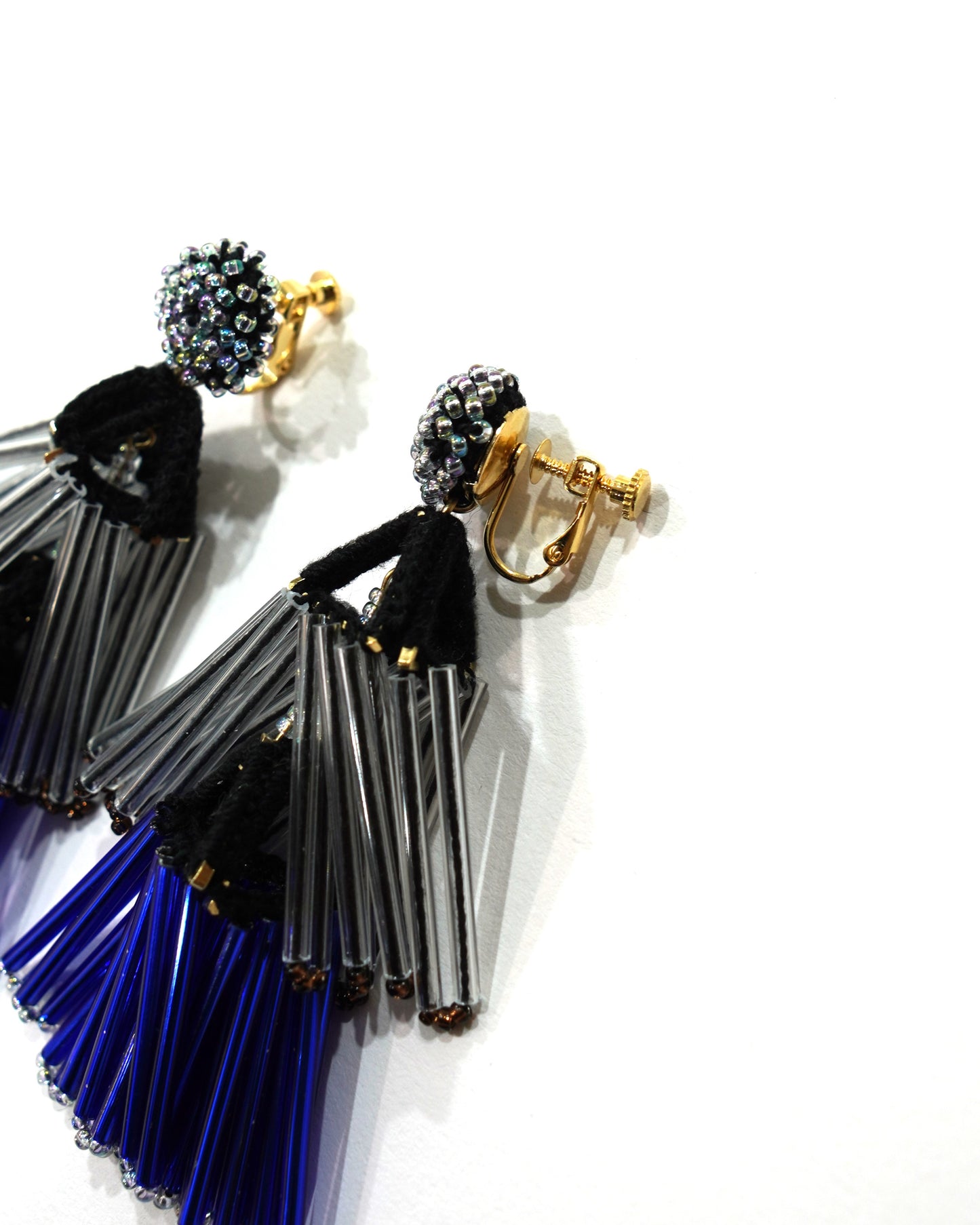 NON TOKYO / BEADS FRINGE EARRING (BLUE×BLACK)