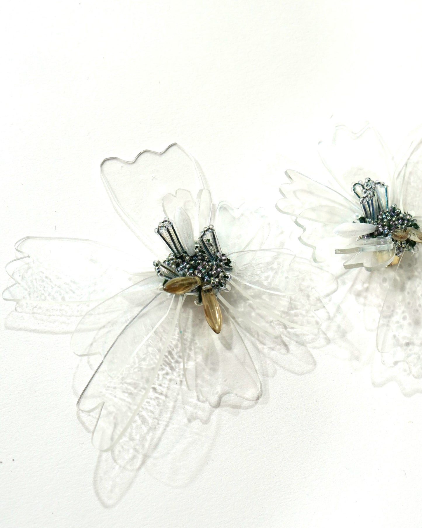 NON TOKYO / CLEAR FLOWER EARRING (CLEAR) / 〈ノントーキョー〉クリアフラワーイヤリング (クリア)