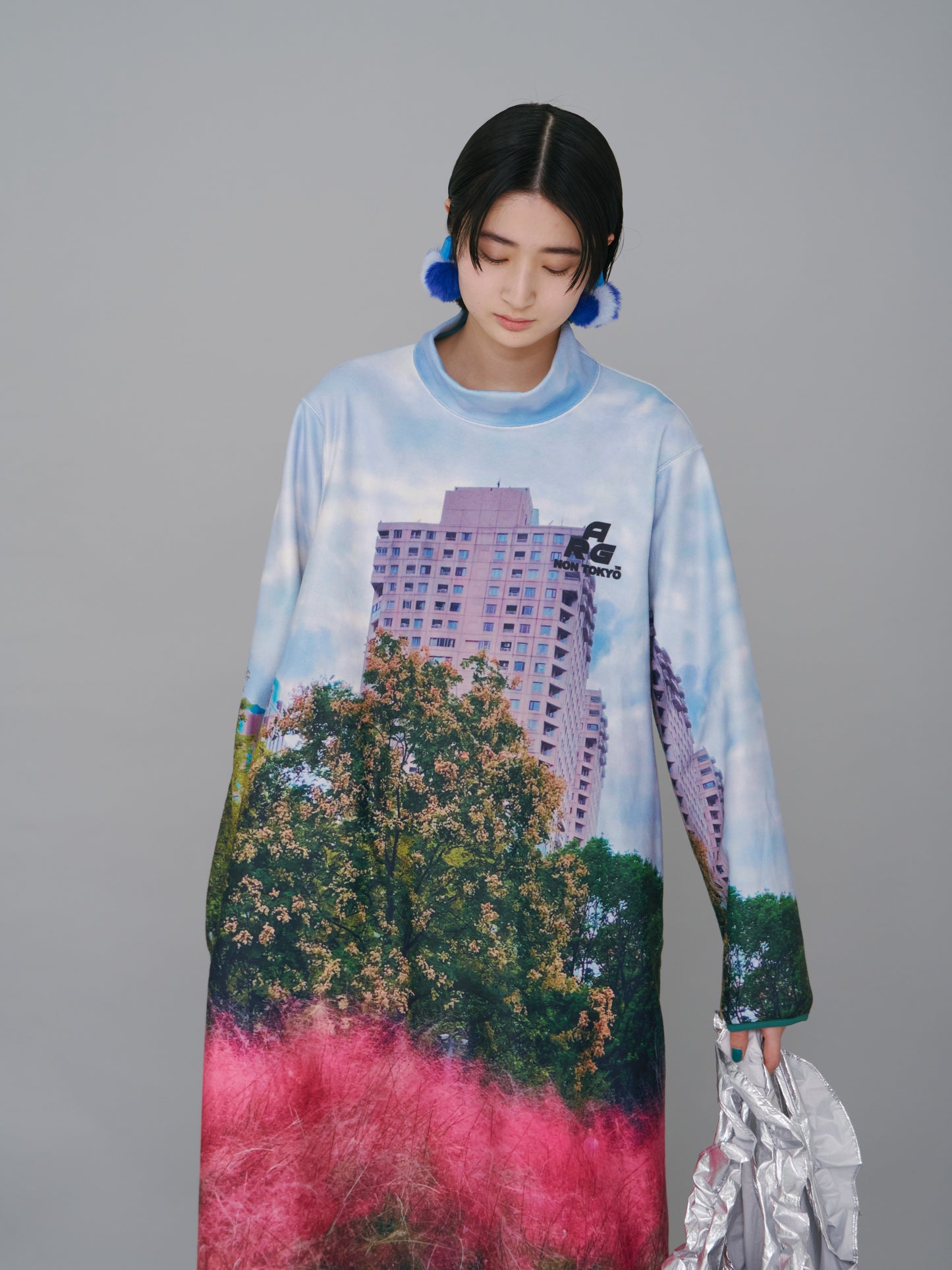 NON TOKYO / PRINT FLEECE HI-NECK ONE-PIECE (PINK BUILDING)