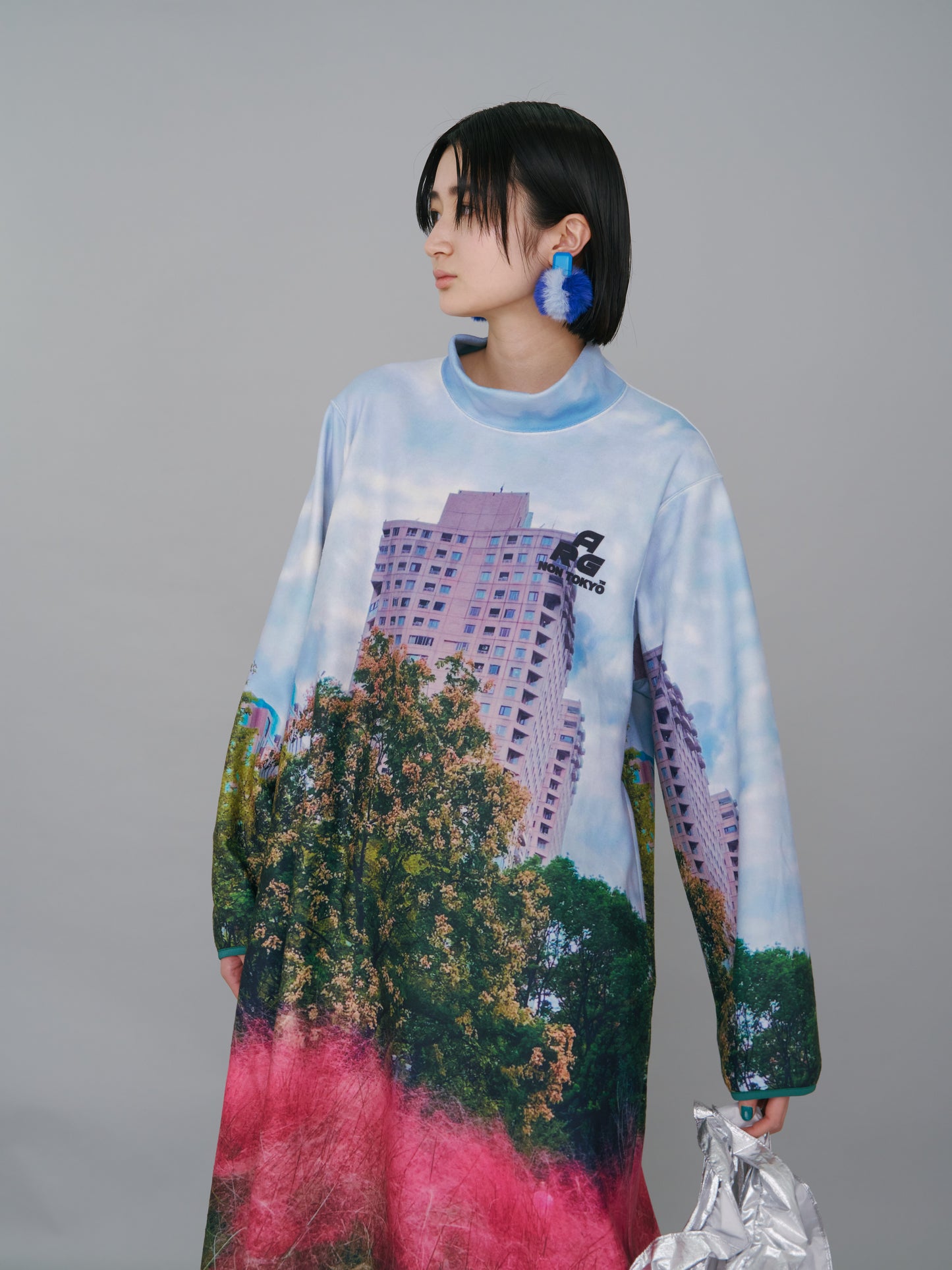 NON TOKYO / PRINT FLEECE HI-NECK ONE-PIECE (PINK BUILDING)