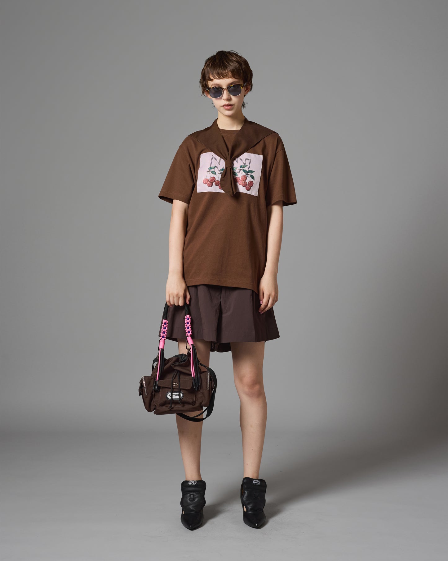 CHERRY JACQUARD PRINT SHORT T-SHIRT (BROWN)