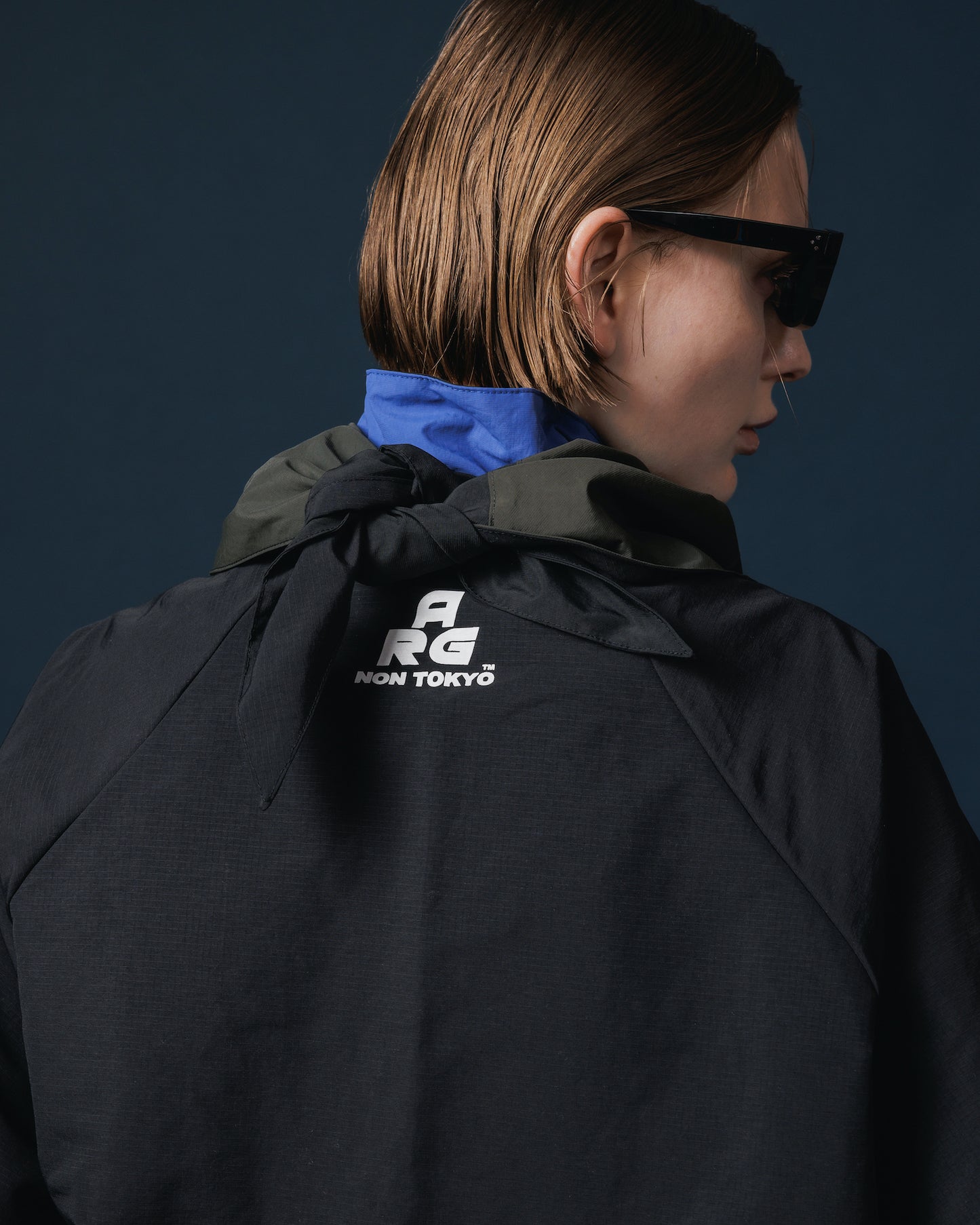 REVERSIBLE SWITCHING BLOUSON & SCARF (NAVY x BLACK)