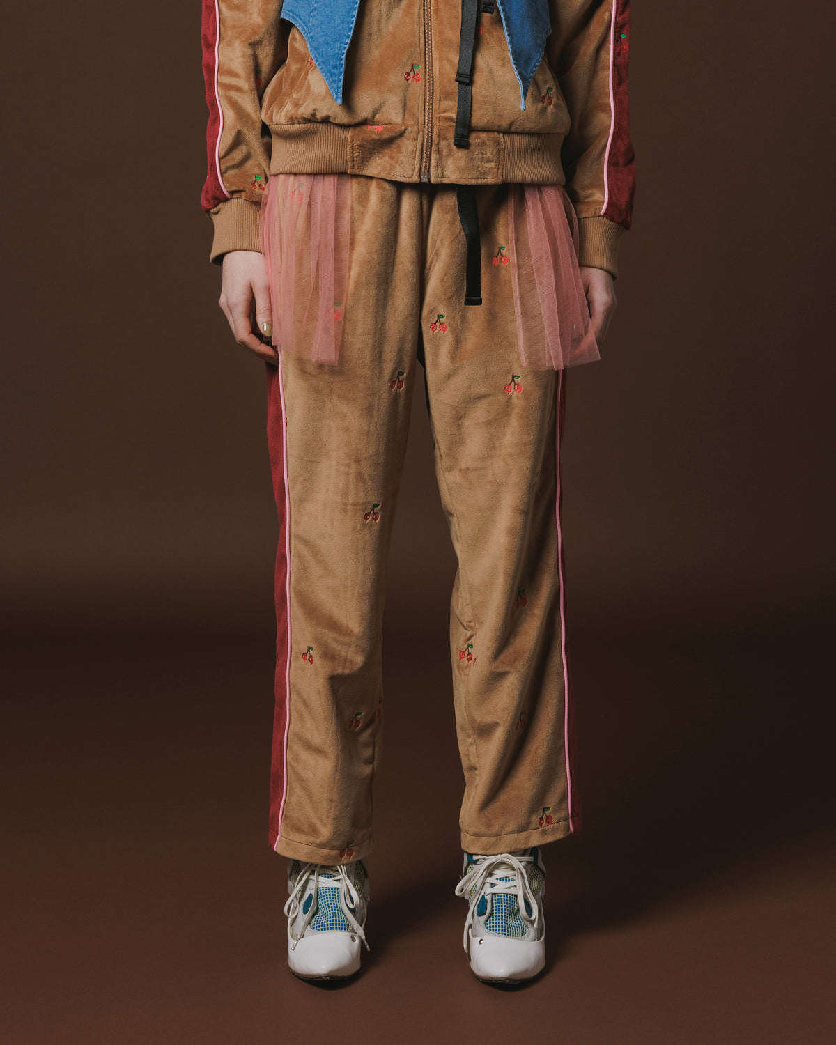 EMBROIDERY VELOUR TRACK PANTS (BROWN)