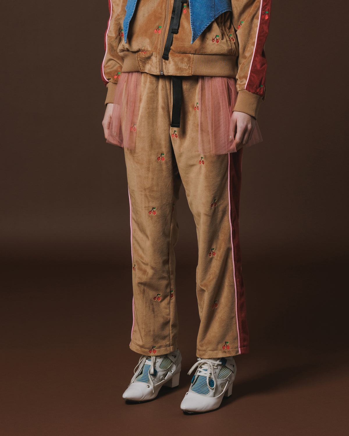 EMBROIDERY VELOUR TRACK PANTS (BROWN)