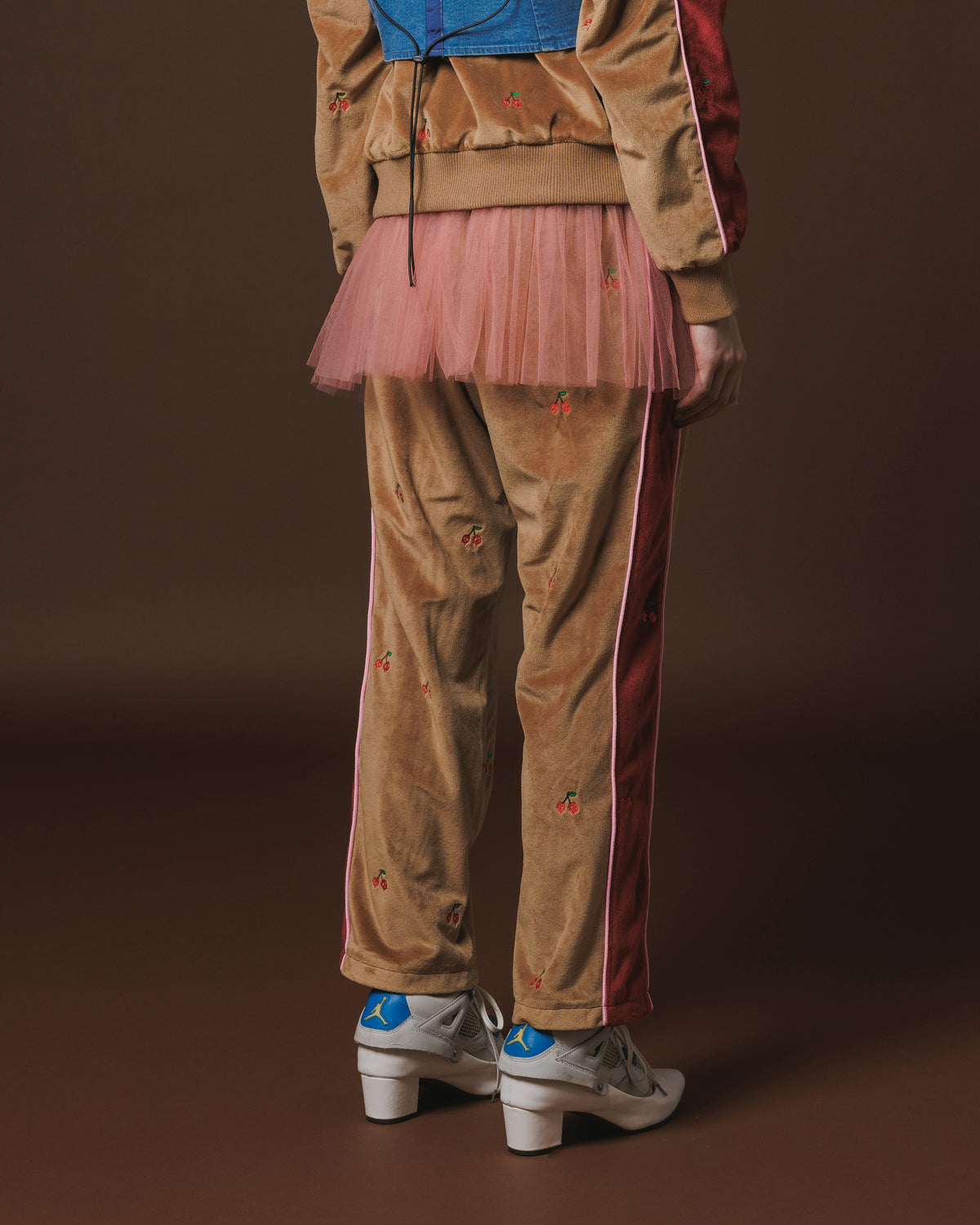 EMBROIDERY VELOUR TRACK PANTS (BROWN)