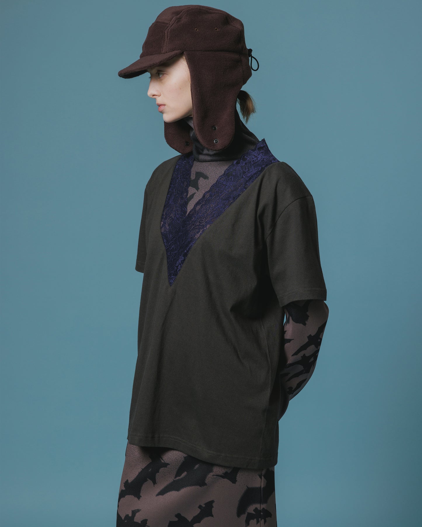 LACE V-NECK T-SHIRT (GRAY)