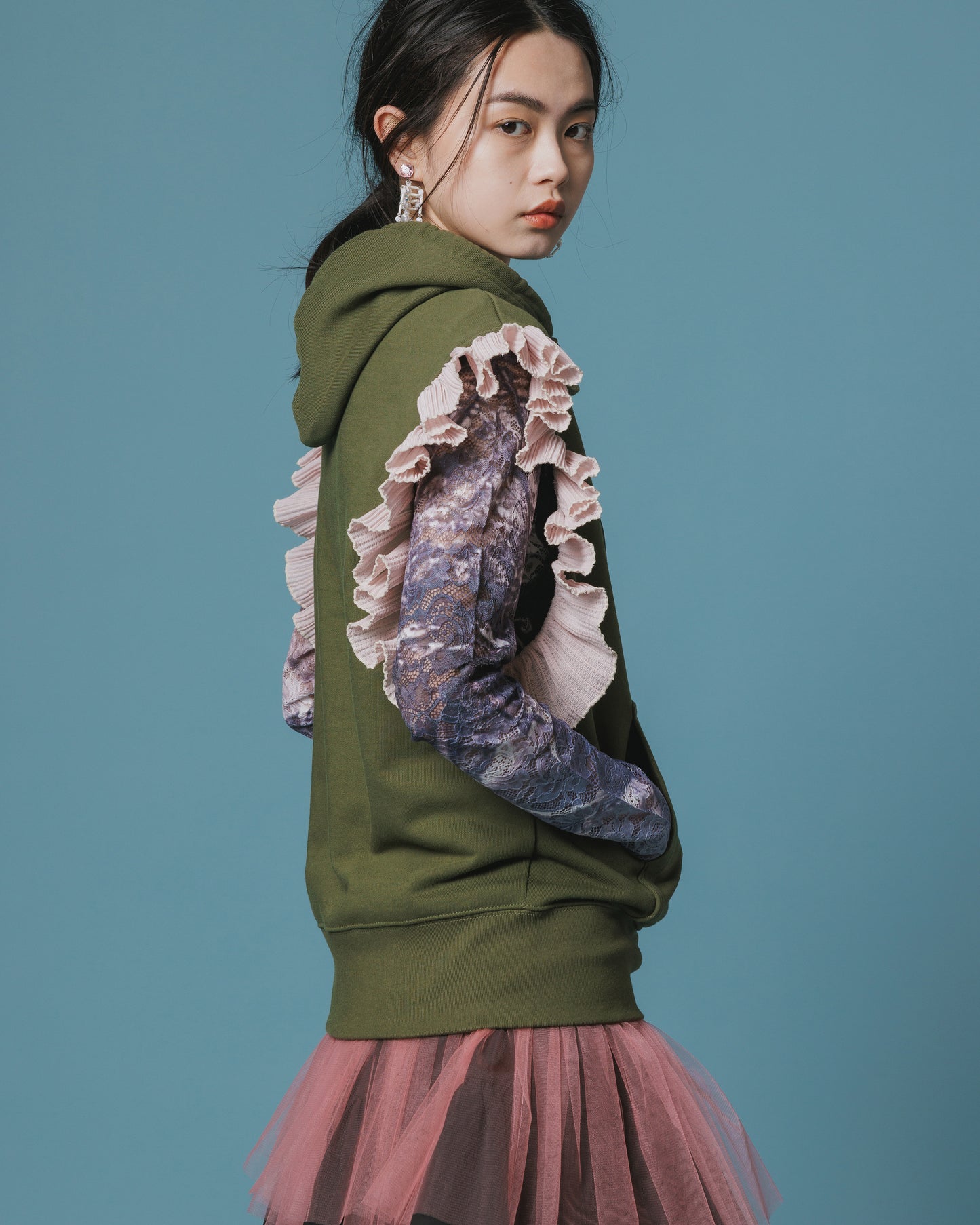 【Disney collection】FRILL SLEEVE HOODIE (KHAKI)