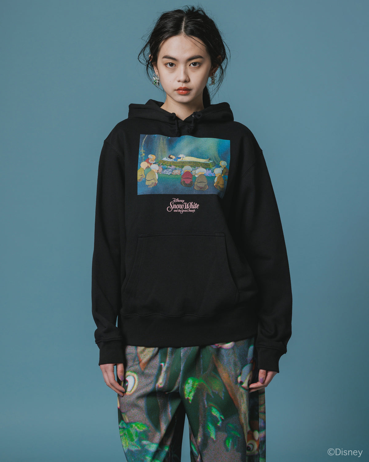 【Disney collection】PRINT PULLOVER PARKA / GLASS COFFIN (BLACK)