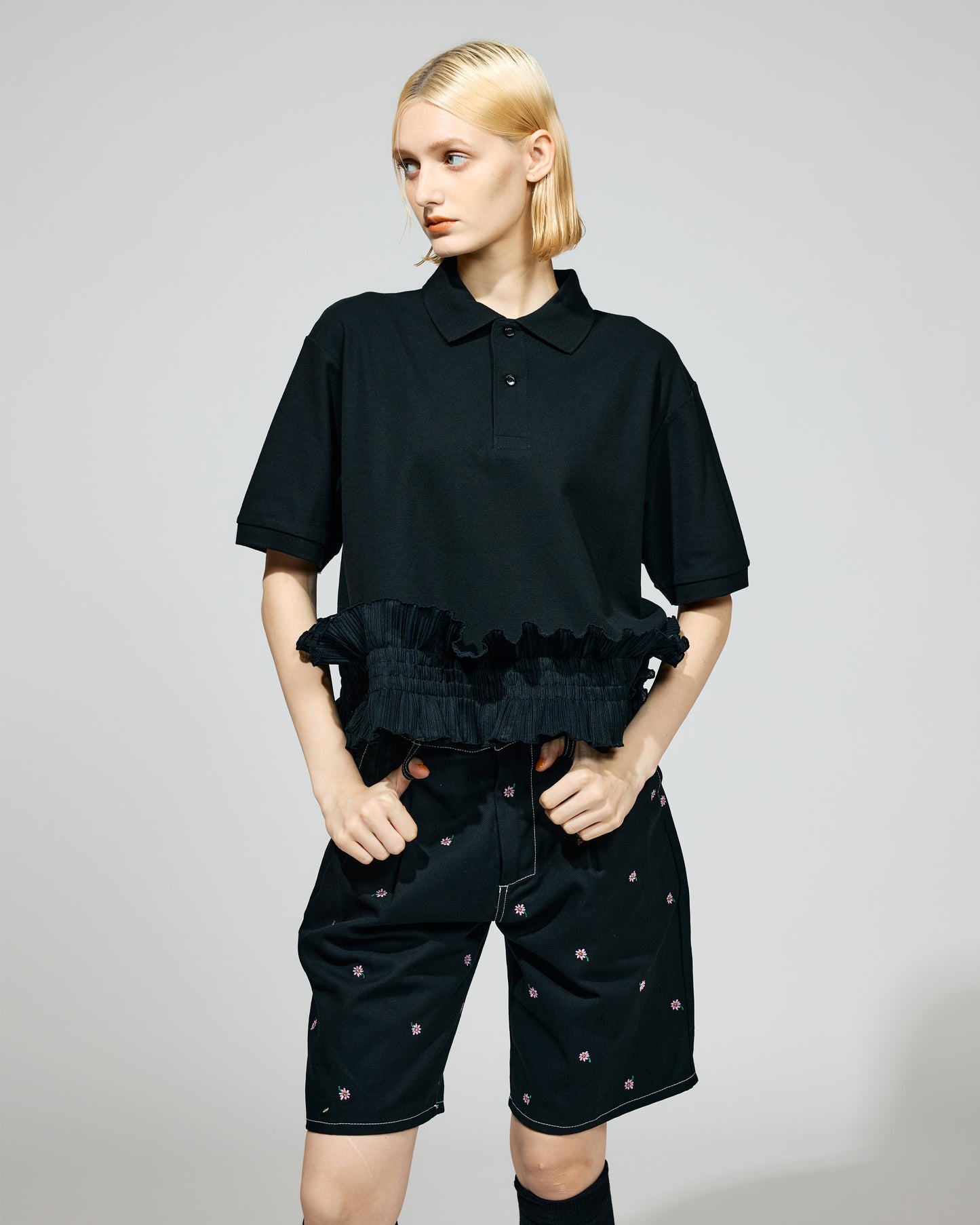 FLOWER EMBROIDERY TUCK SHORTS feat.UNIVERSAL OVERALL (BLACK)