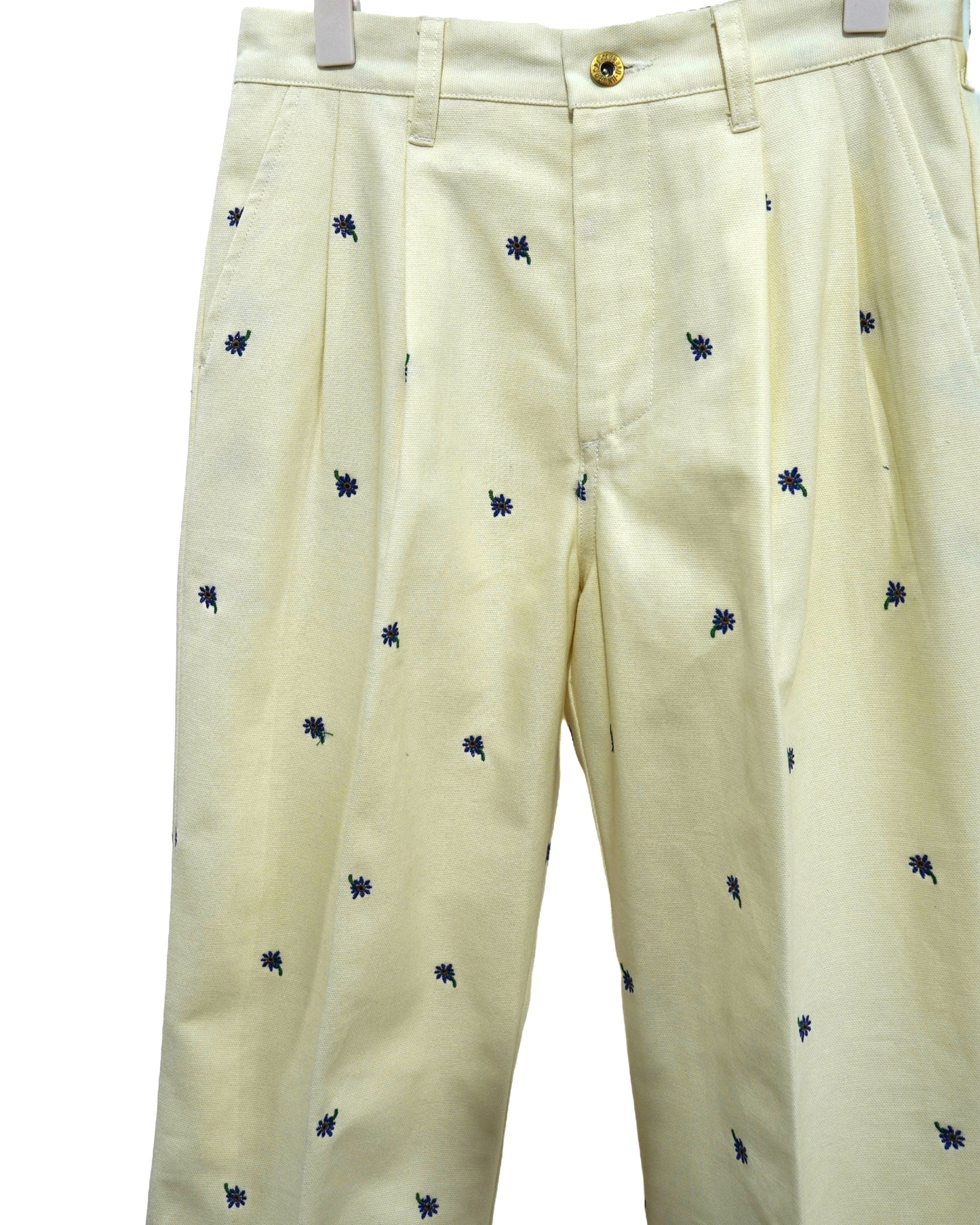 NON TOKYO / FLOWER EMBROIDERY TUCK PANTS feat.UNIVERSALOVERALL (WHITE) / 〈ノントーキョー〉フラワー刺繍タックパンツ (ホワイト)