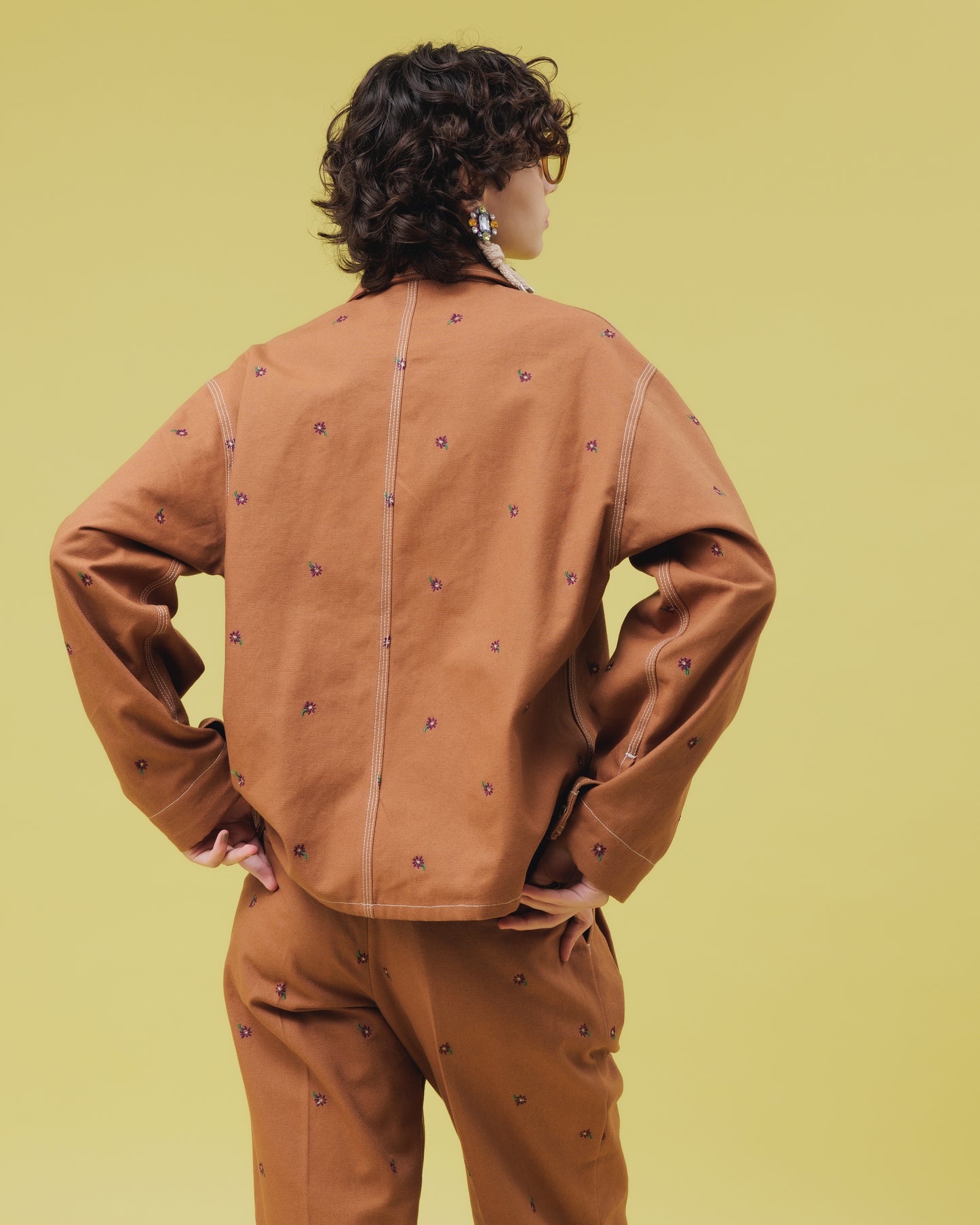 NON TOKYO / FLOWER EMBROIDERY COVERALL feat.UNIVERSALOVERALL (CAMEL) / 〈ノントーキョー〉フラワー刺繍カバーオール (キャメル)