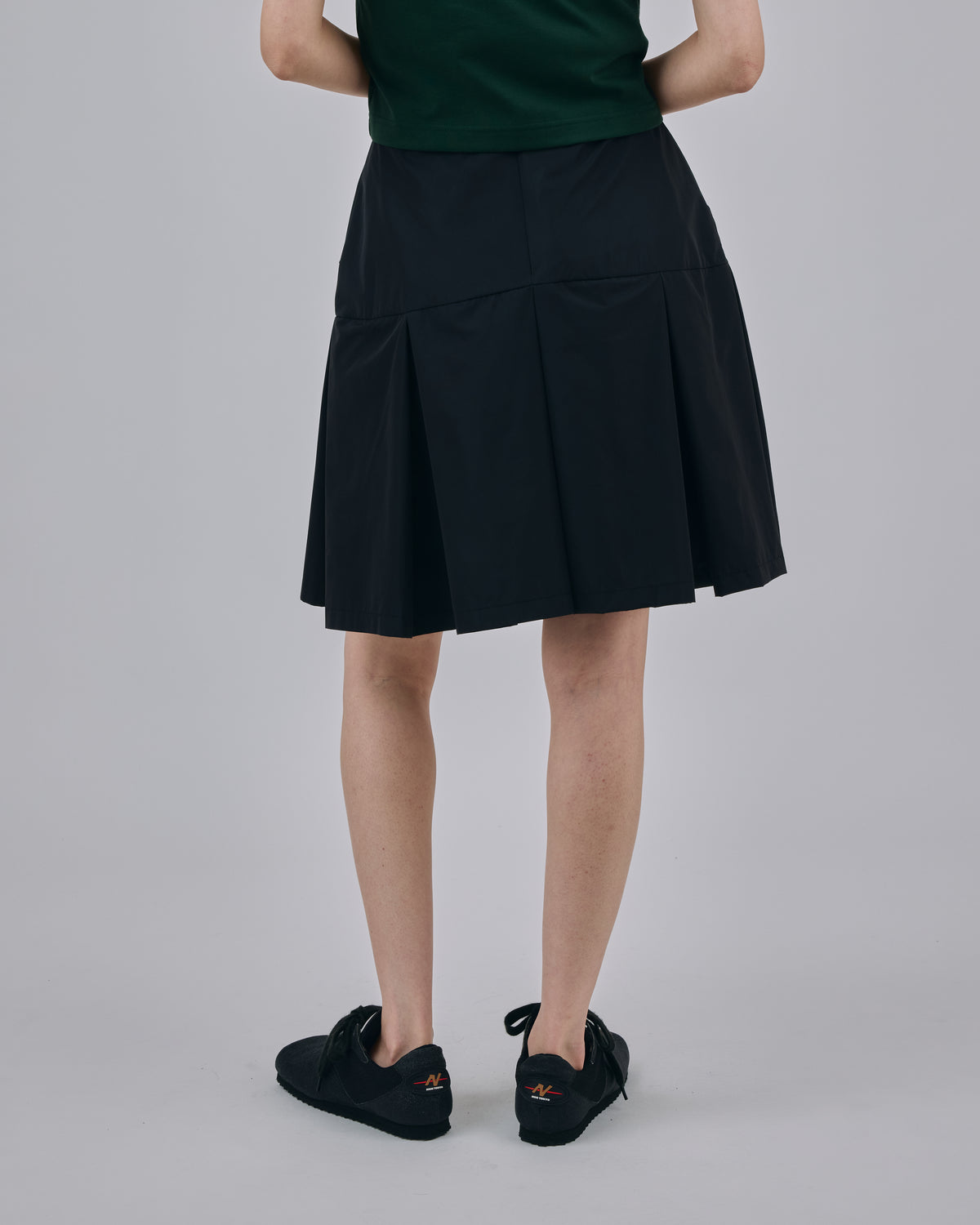 LAMINATED TAFFETA PLEATS MINI SKIRT (BLACK)