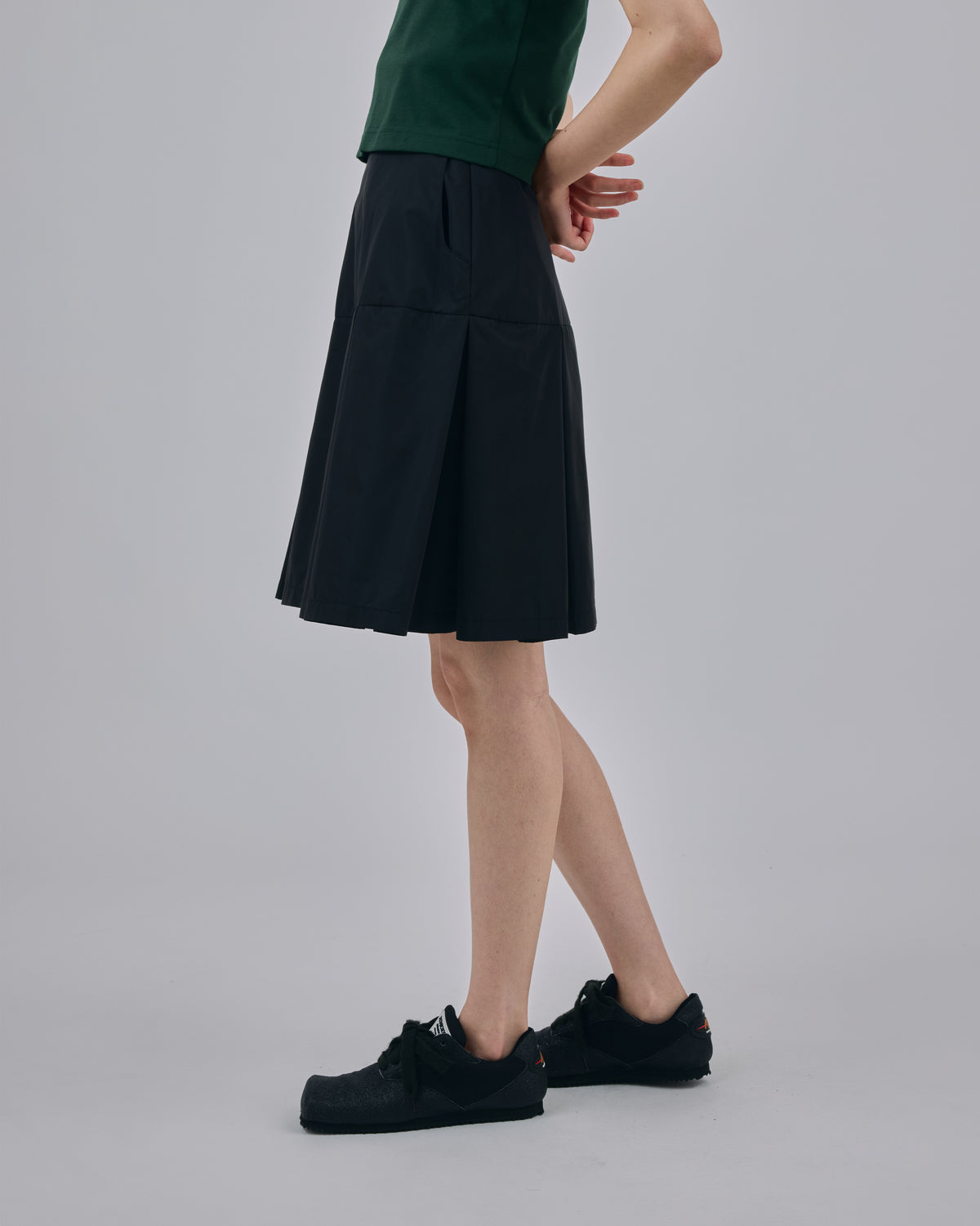 LAMINATED TAFFETA PLEATS MINI SKIRT (BLACK)