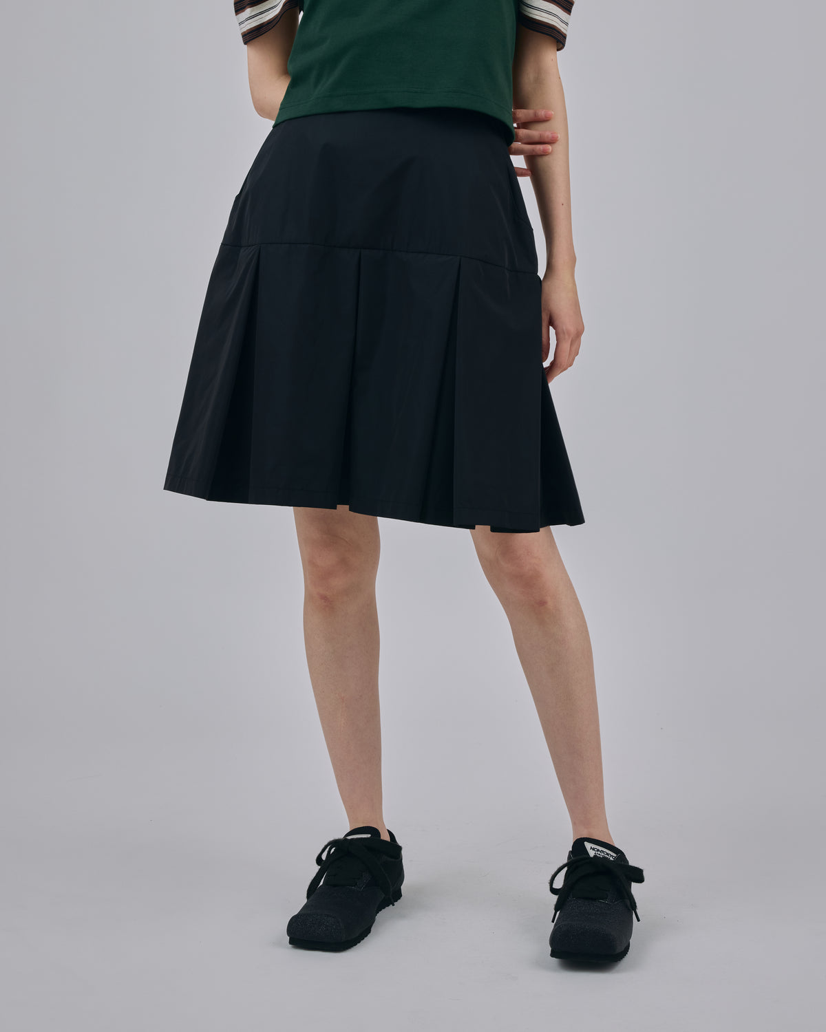 LAMINATED TAFFETA PLEATS MINI SKIRT (BLACK)