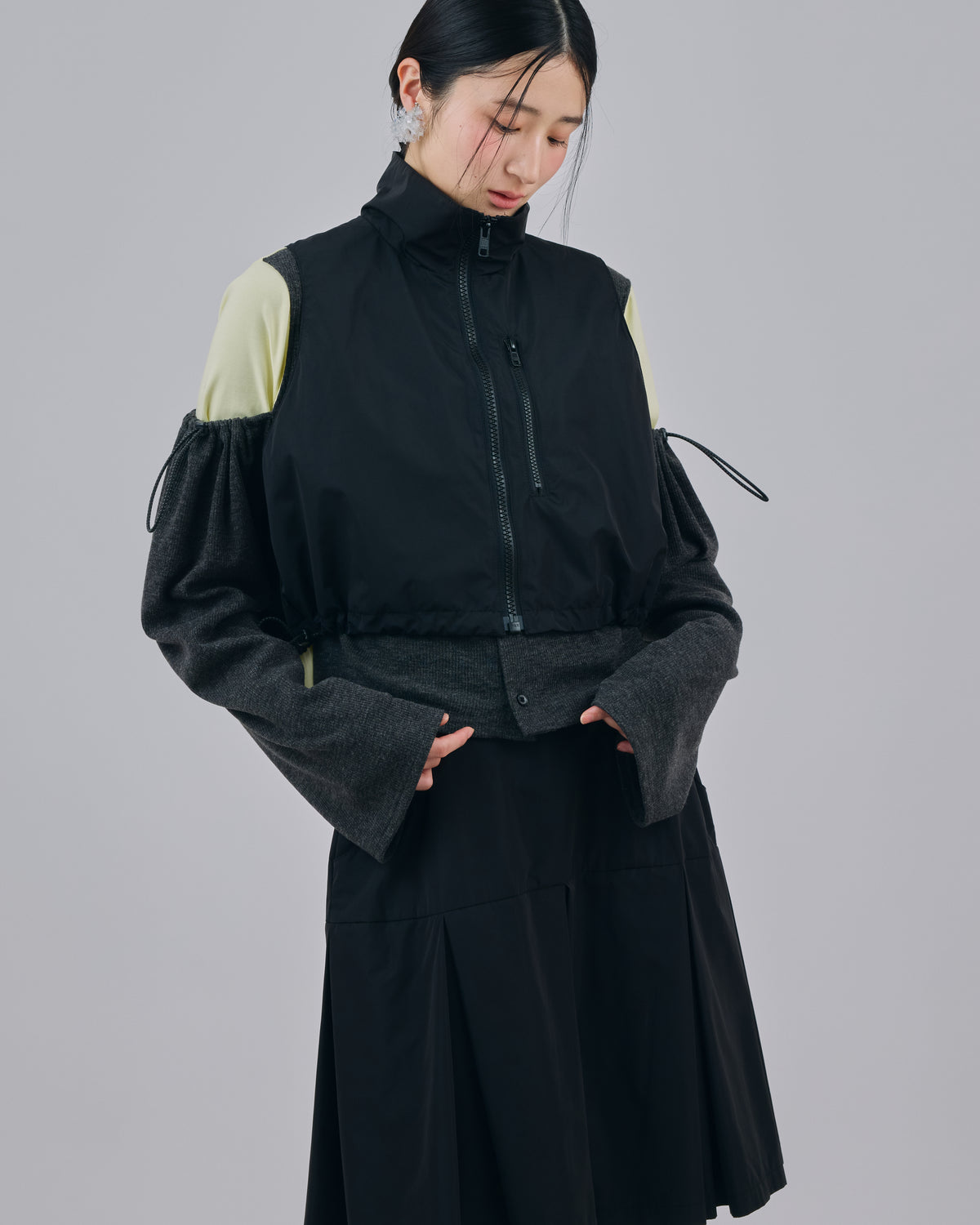 LAMINATED TAFFETA SHORT VEST (BLACK)