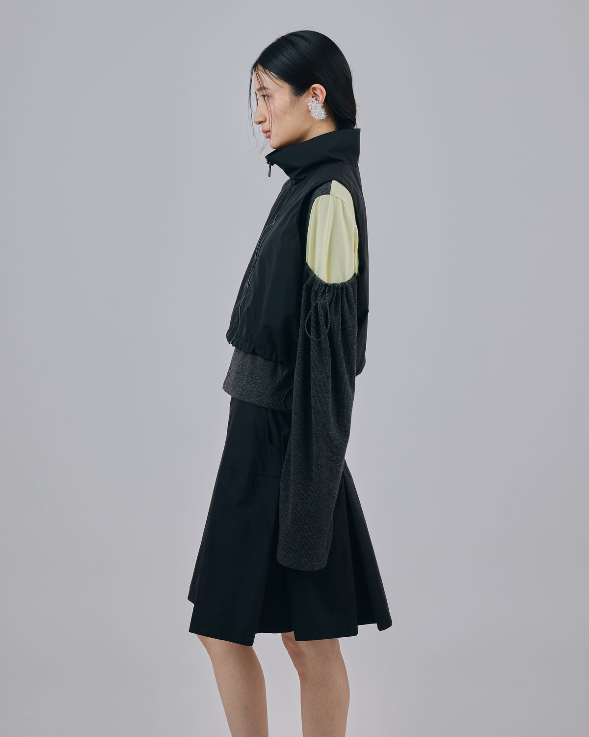 LAMINATED TAFFETA SHORT VEST (BLACK)
