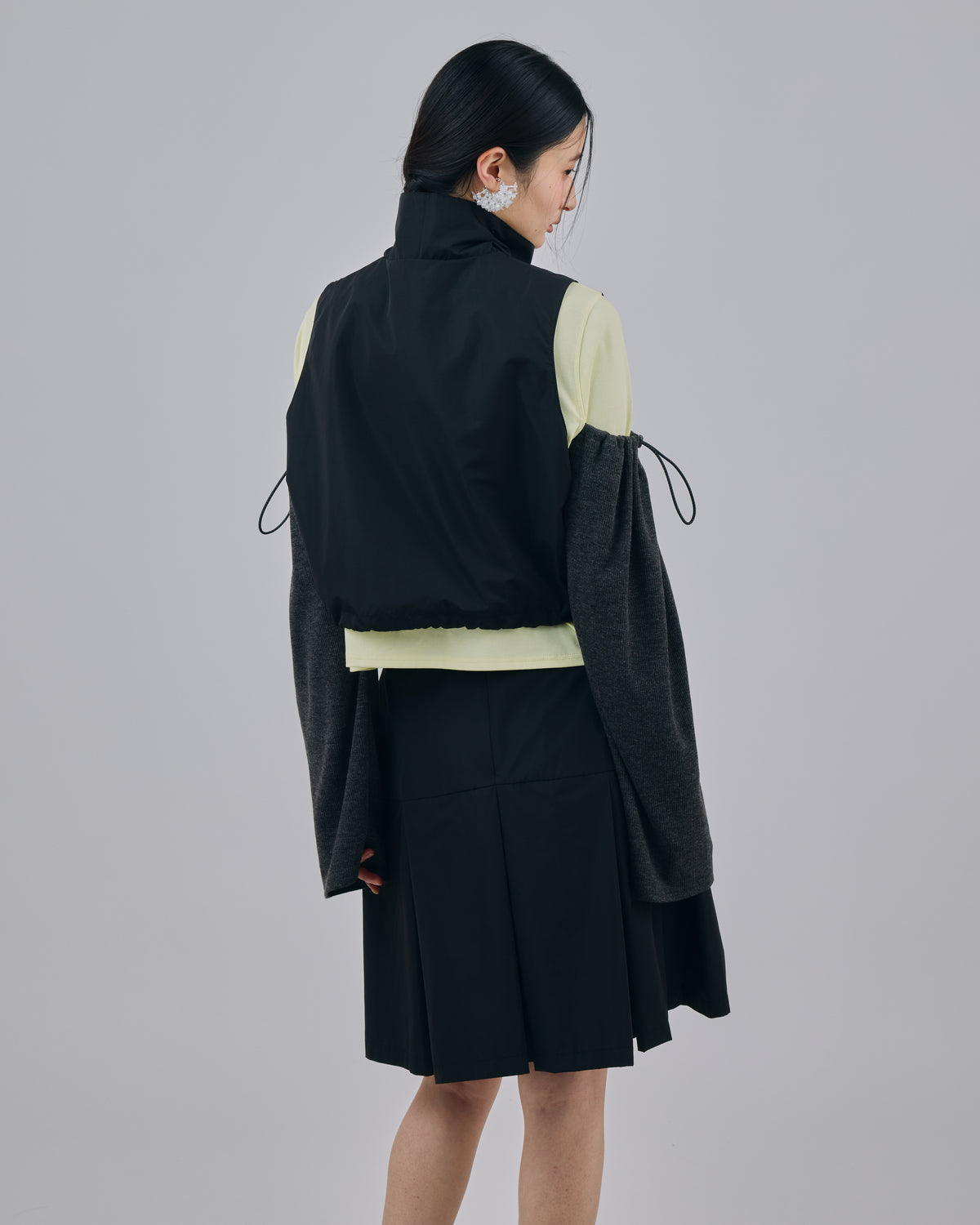 LAMINATED TAFFETA SHORT VEST (BLACK)