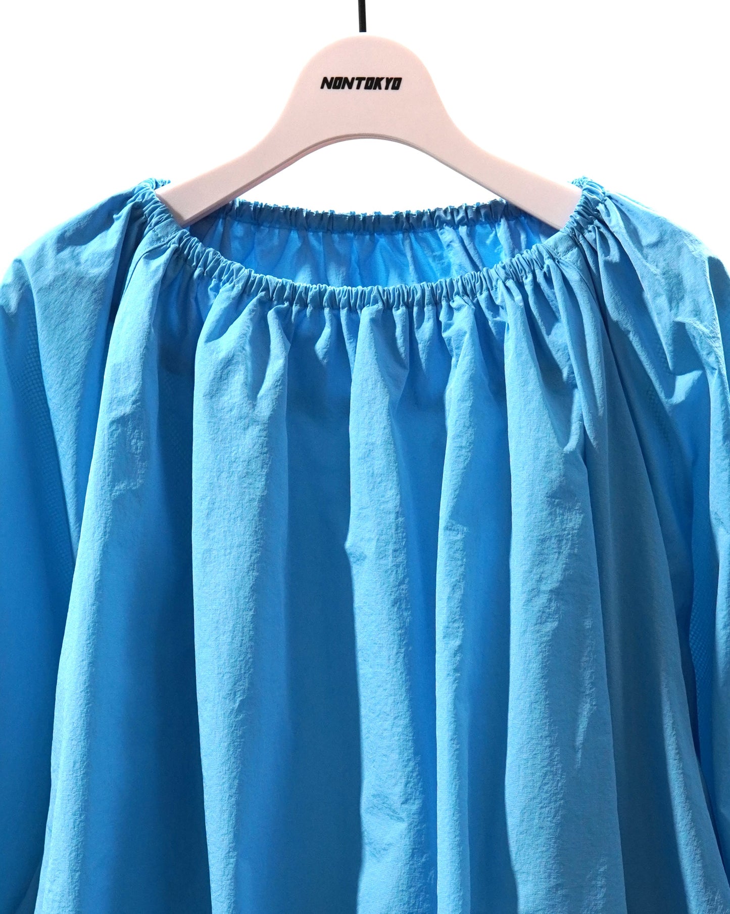 FRILL HEM NYLON PULLOVER (BLUE)