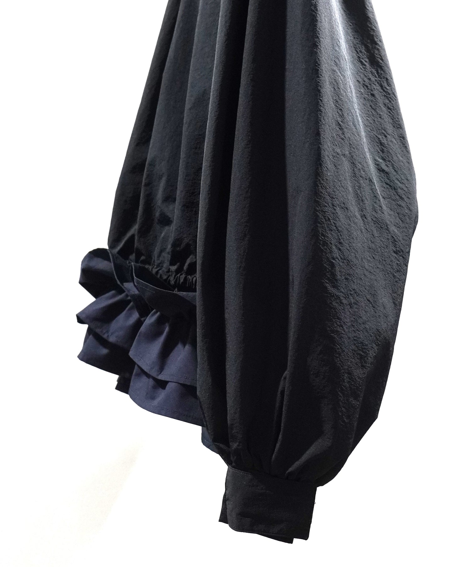 FRILL HEM NYLON PULLOVER (BLACK)