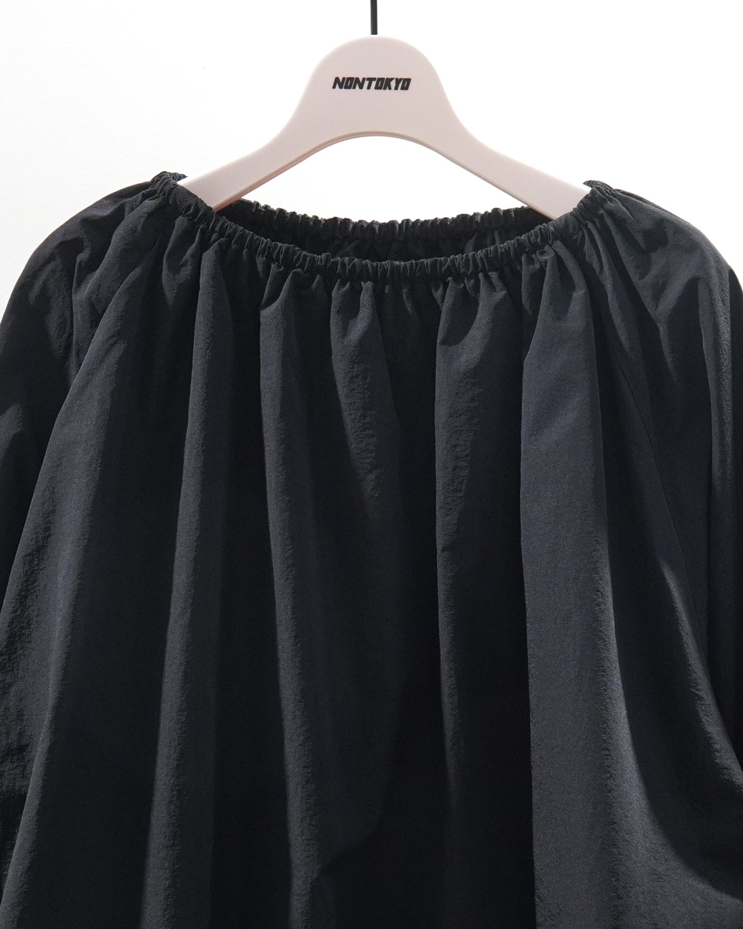 FRILL HEM NYLON PULLOVER (BLACK)