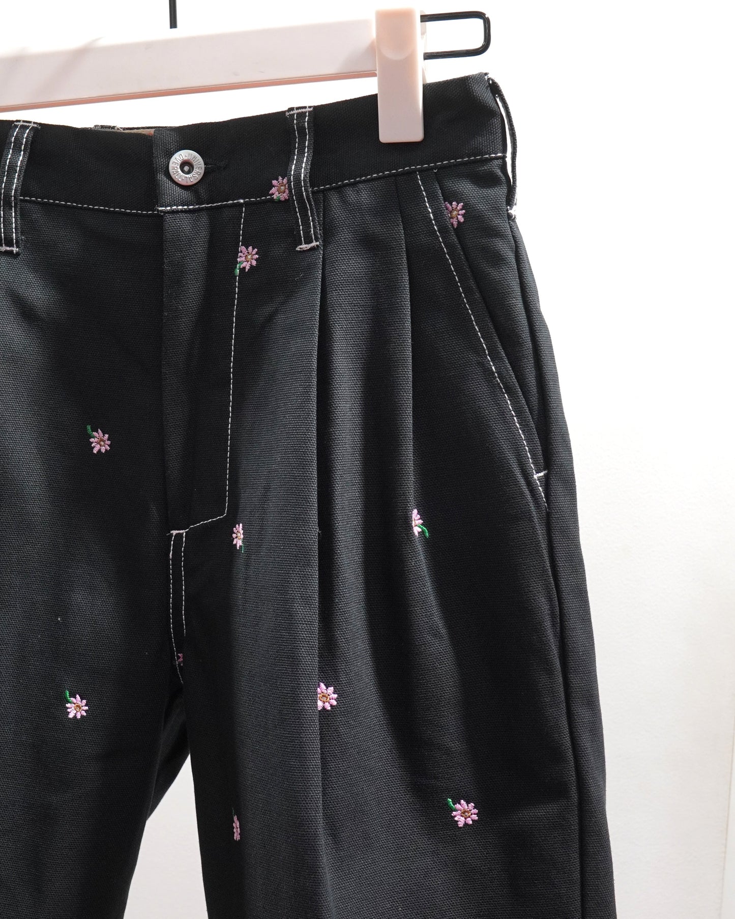 FLOWER EMBROIDERY TUCK SHORTS feat.UNIVERSAL OVERALL (BLACK)