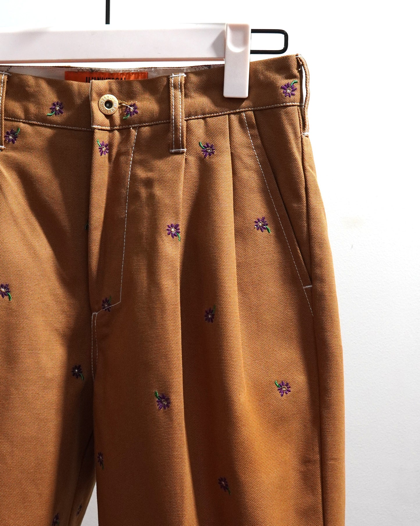 FLOWER EMBROIDERY TUCK SHORTS feat.UNIVERSAL OVERALL (CAMEL)