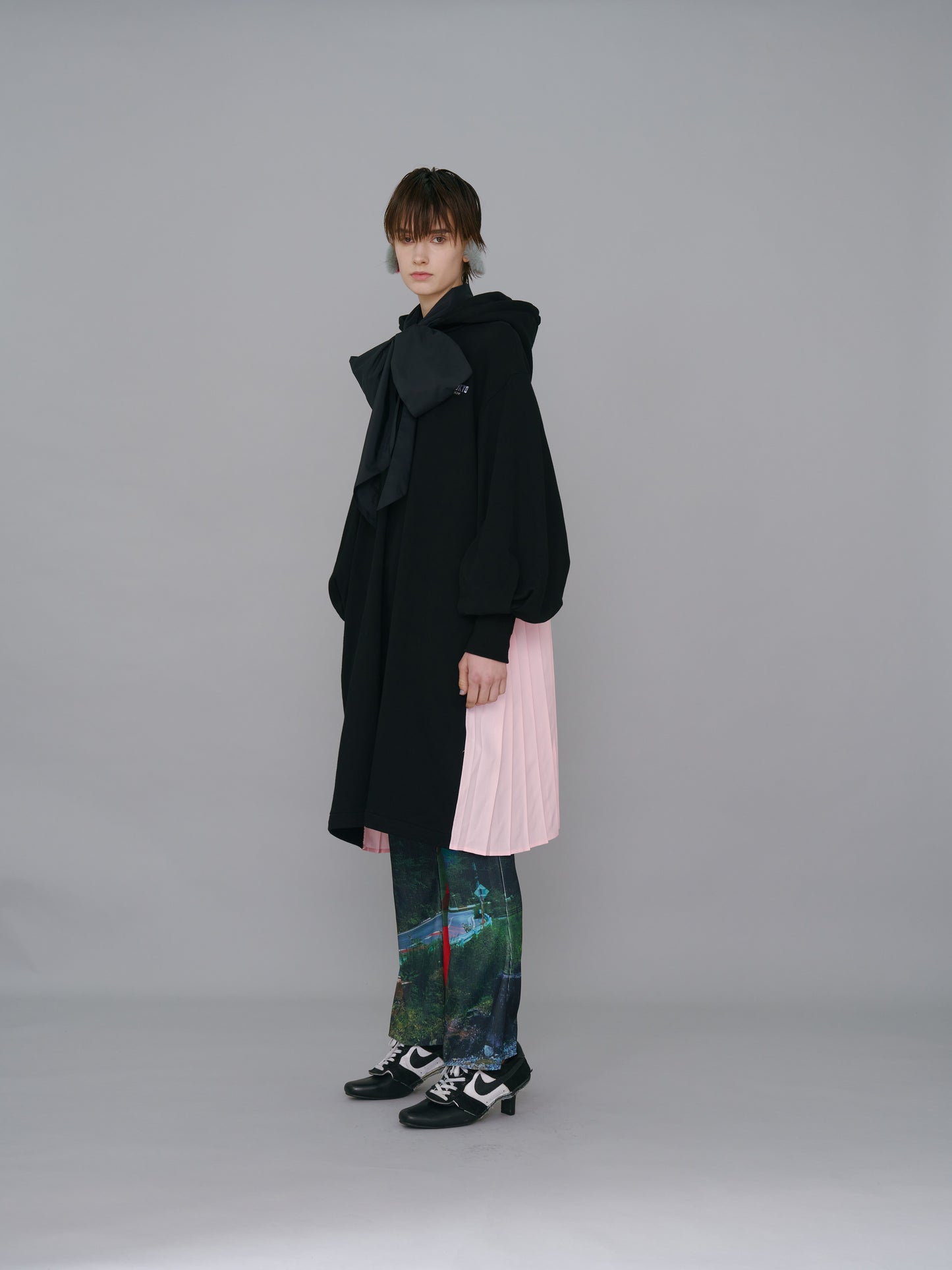 NON TOKYO / BACK PLEATS SWEAT ONE-PIECE (BLACK×PINK) &lt;NON TOKYO&gt; Back pleats sweat one-piece (black × pink)