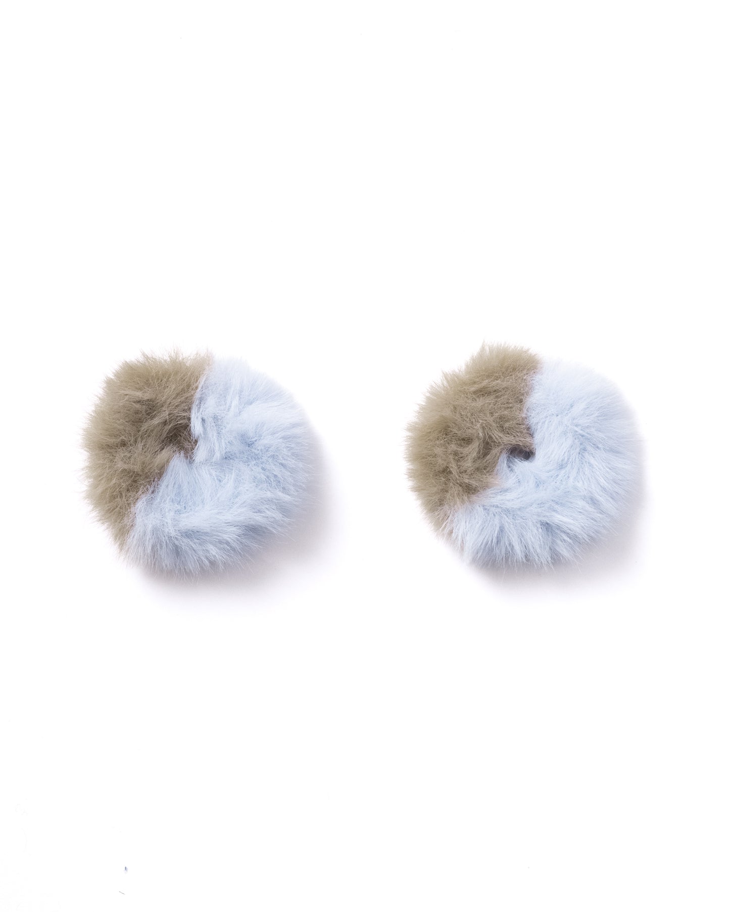 NON TOKYO / BICOLOR FUR EAR CUFF (BEIGE×BLUE) &lt;NON TOKYO&gt; Bicolor fur ear cuff (beige×blue)