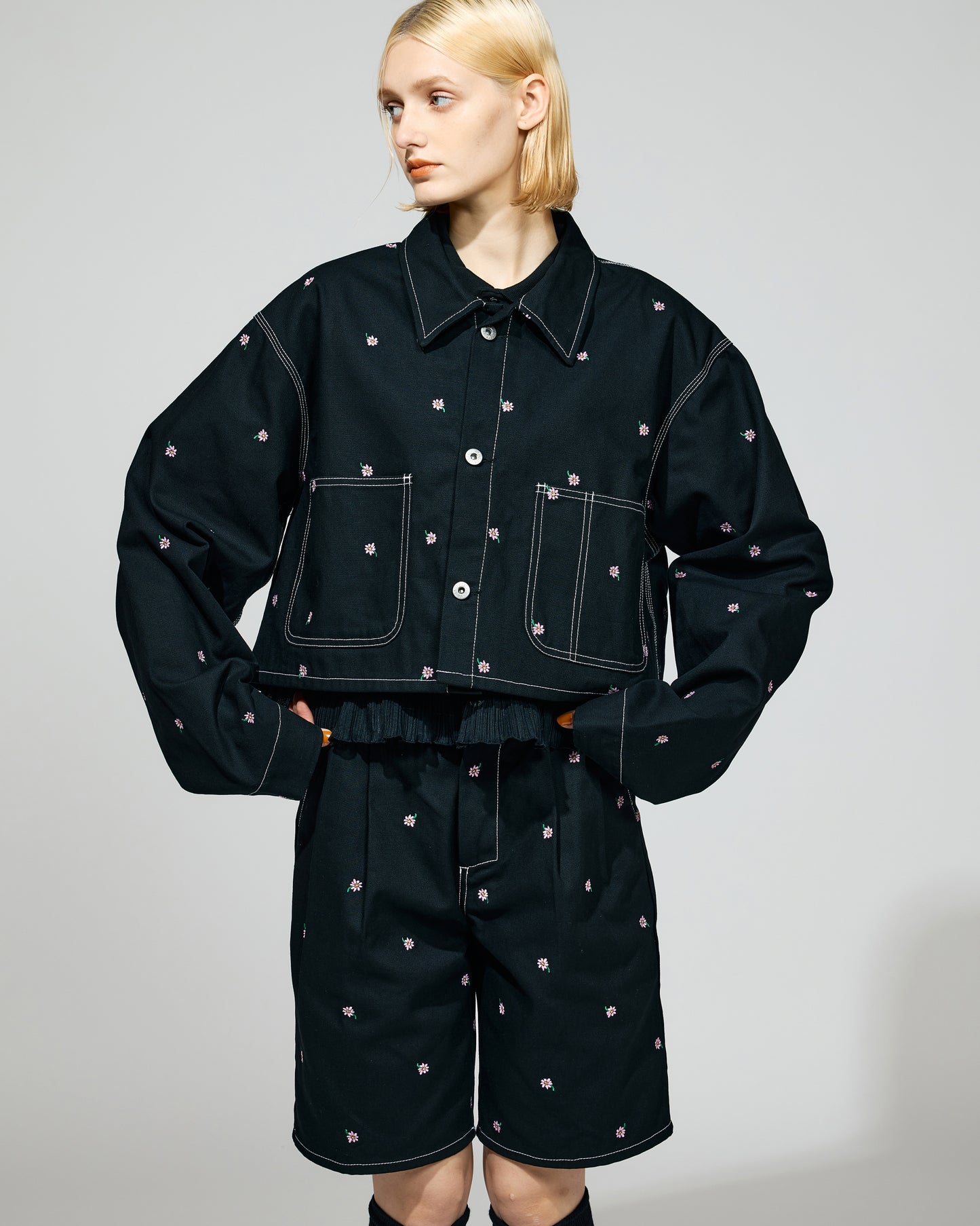 PRE ORDER / FLOWER EMBROIDERY SHORT COVERALL feat.UNIVERSAL OVERALL (BLACK)