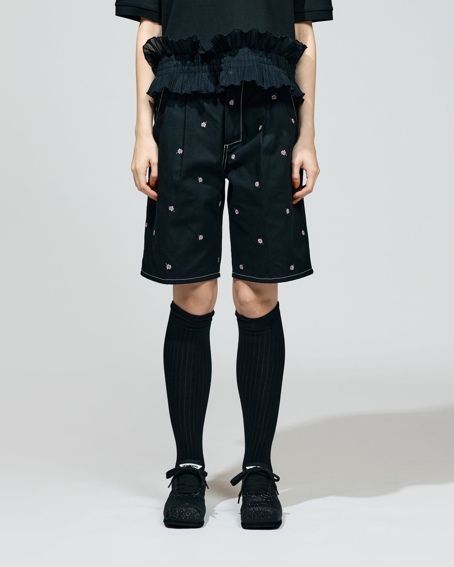 PRE ORDER / FLOWER EMBROIDERY TUCK SHORTS feat.UNIVERSAL OVERALL (BLACK)