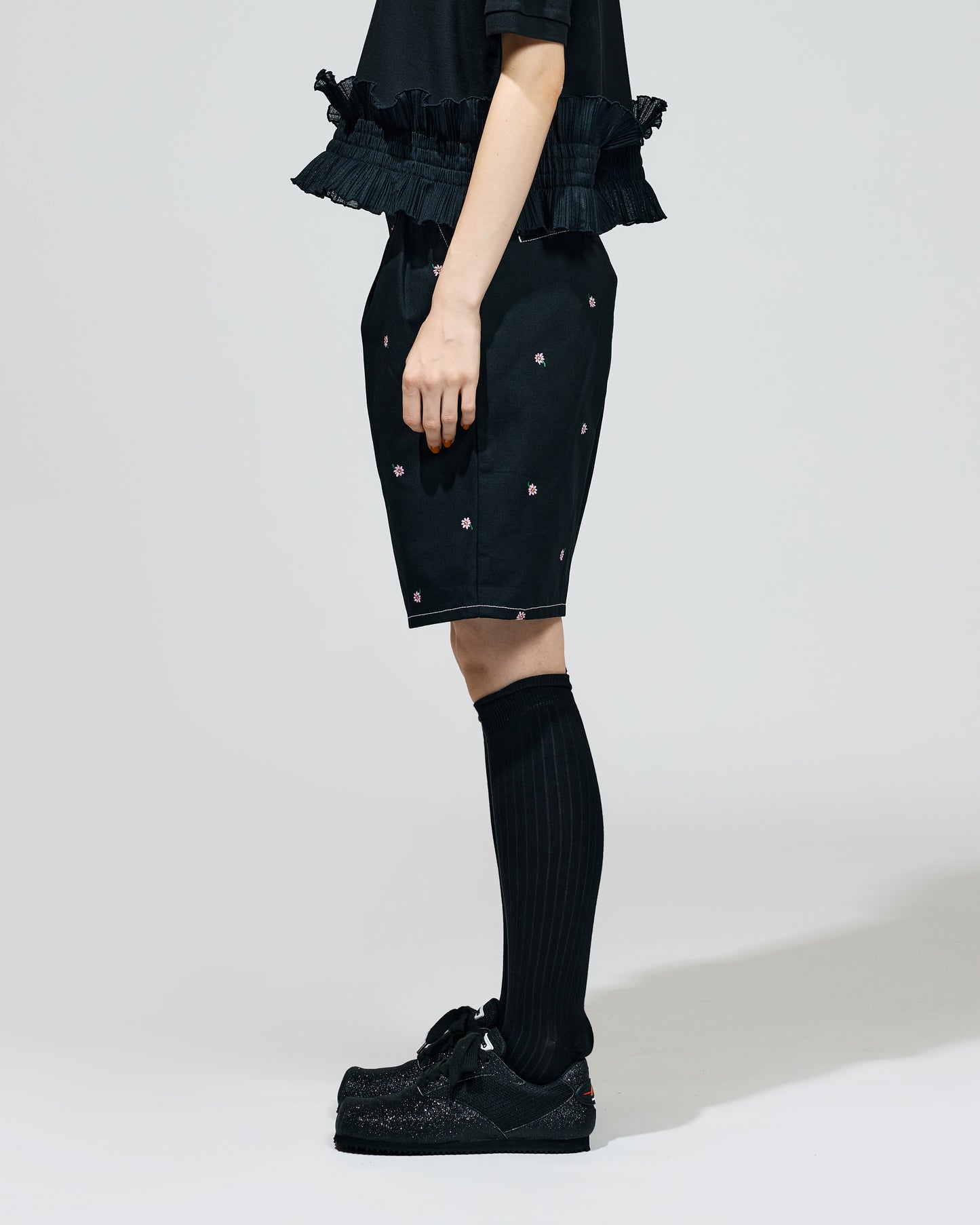 PRE ORDER / FLOWER EMBROIDERY TUCK SHORTS feat.UNIVERSAL OVERALL (BLACK)