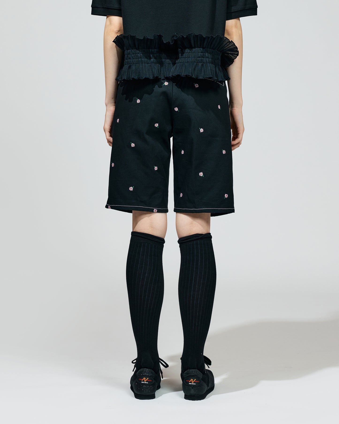 FLOWER EMBROIDERY TUCK SHORTS feat.UNIVERSAL OVERALL (BLACK)