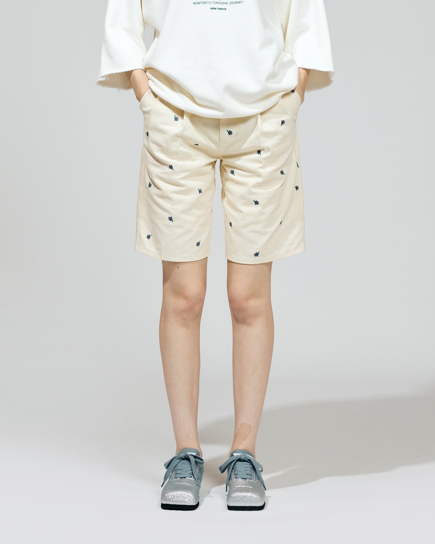 FLOWER EMBROIDERY TUCK SHORTS feat.UNIVERSAL OVERALL (IVORY)