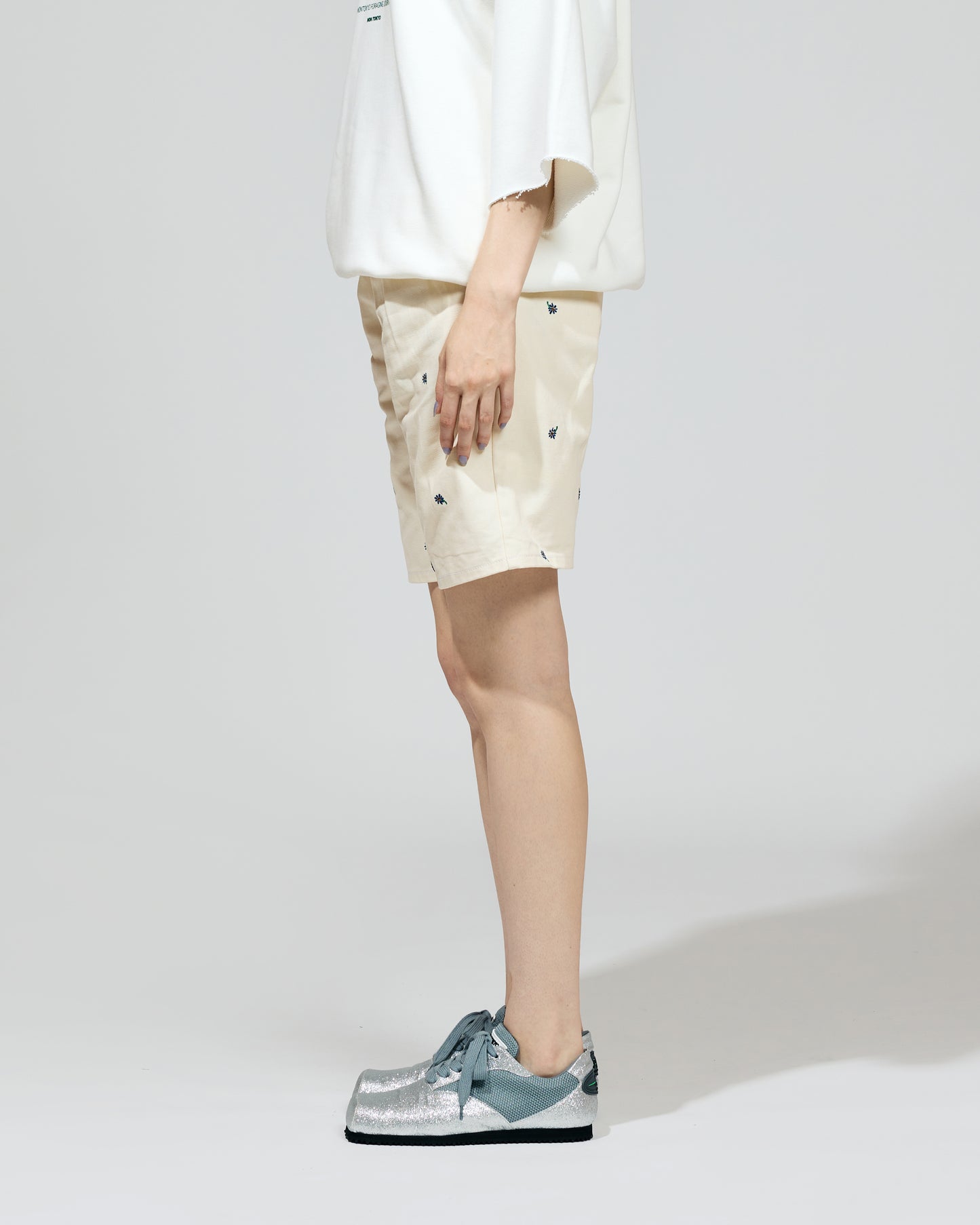 PRE ORDER / FLOWER EMBROIDERY TUCK SHORTS feat.UNIVERSAL OVERALL (IVORY)