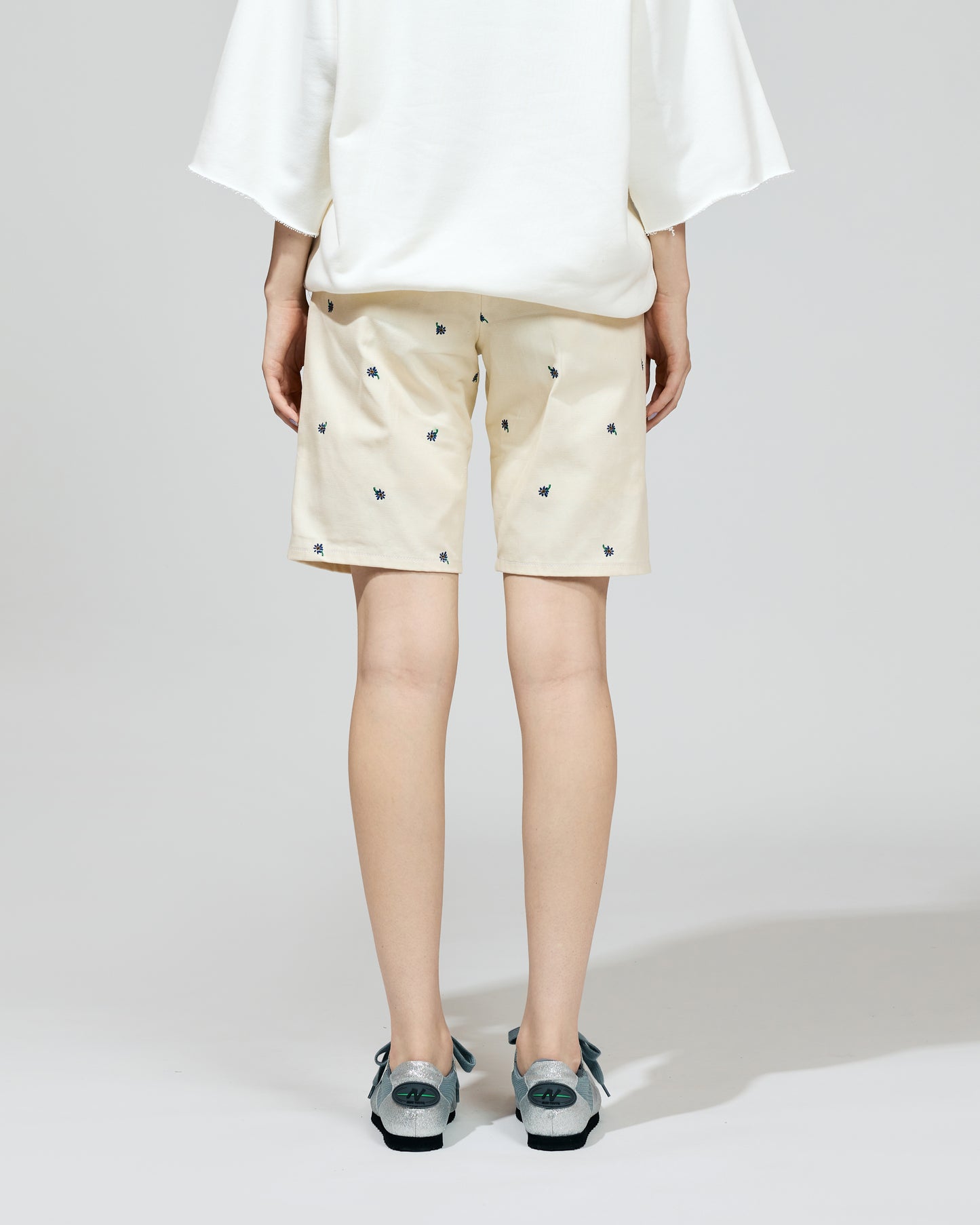 PRE ORDER / FLOWER EMBROIDERY TUCK SHORTS feat.UNIVERSAL OVERALL (IVORY)