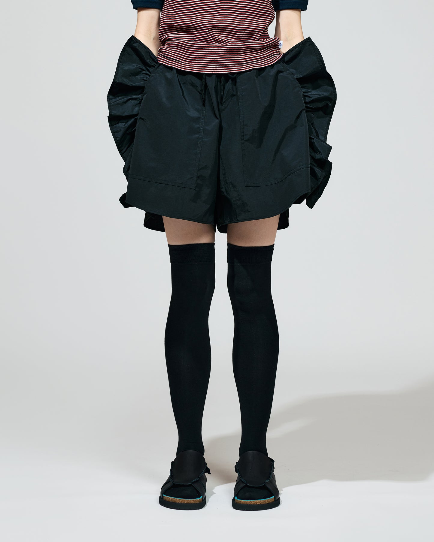 PRE ORDER / FRILL TRUCK SHORTS (BLACK)