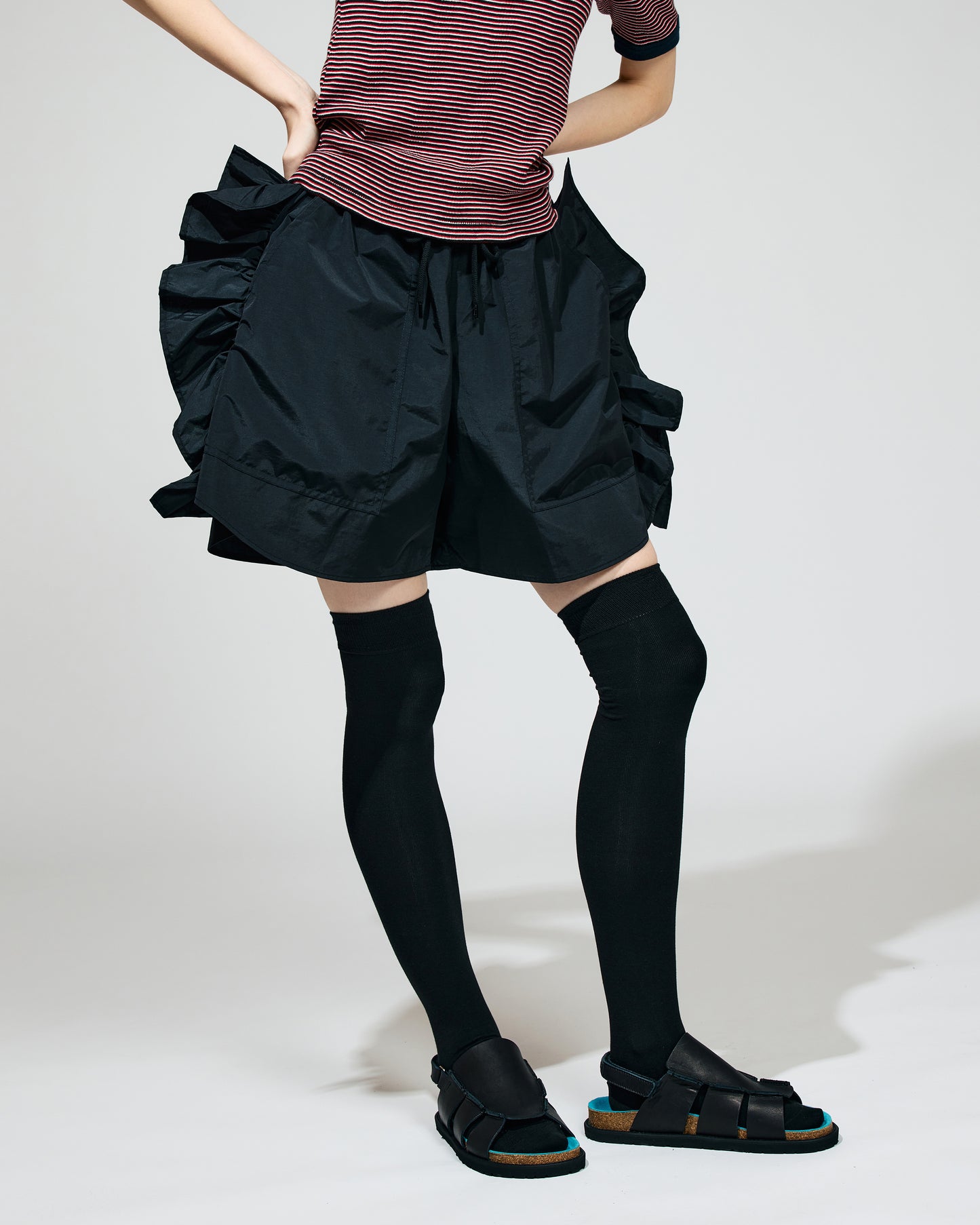 PRE ORDER / FRILL TRUCK SHORTS (BLACK)