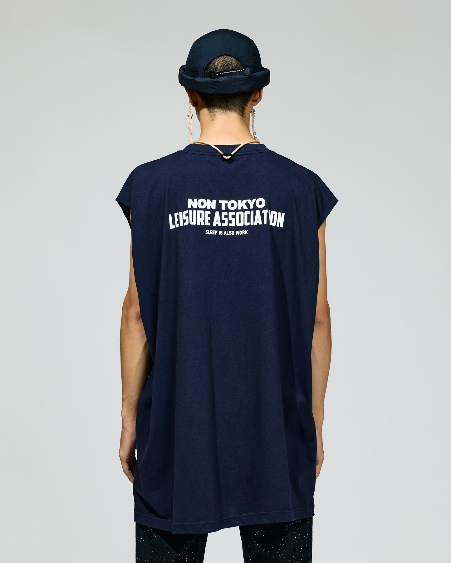 PRE ORDER / LETTERING PRINT NO-SLEEVE T-SHIRT (NAVY)