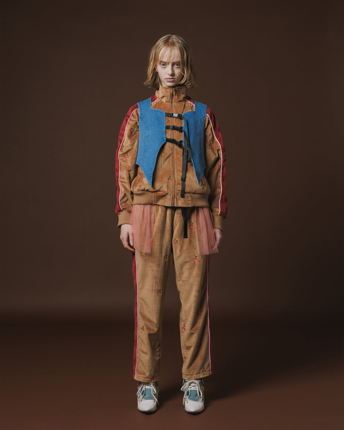 EMBROIDERY VELOUR TRACK PANTS (BROWN)
