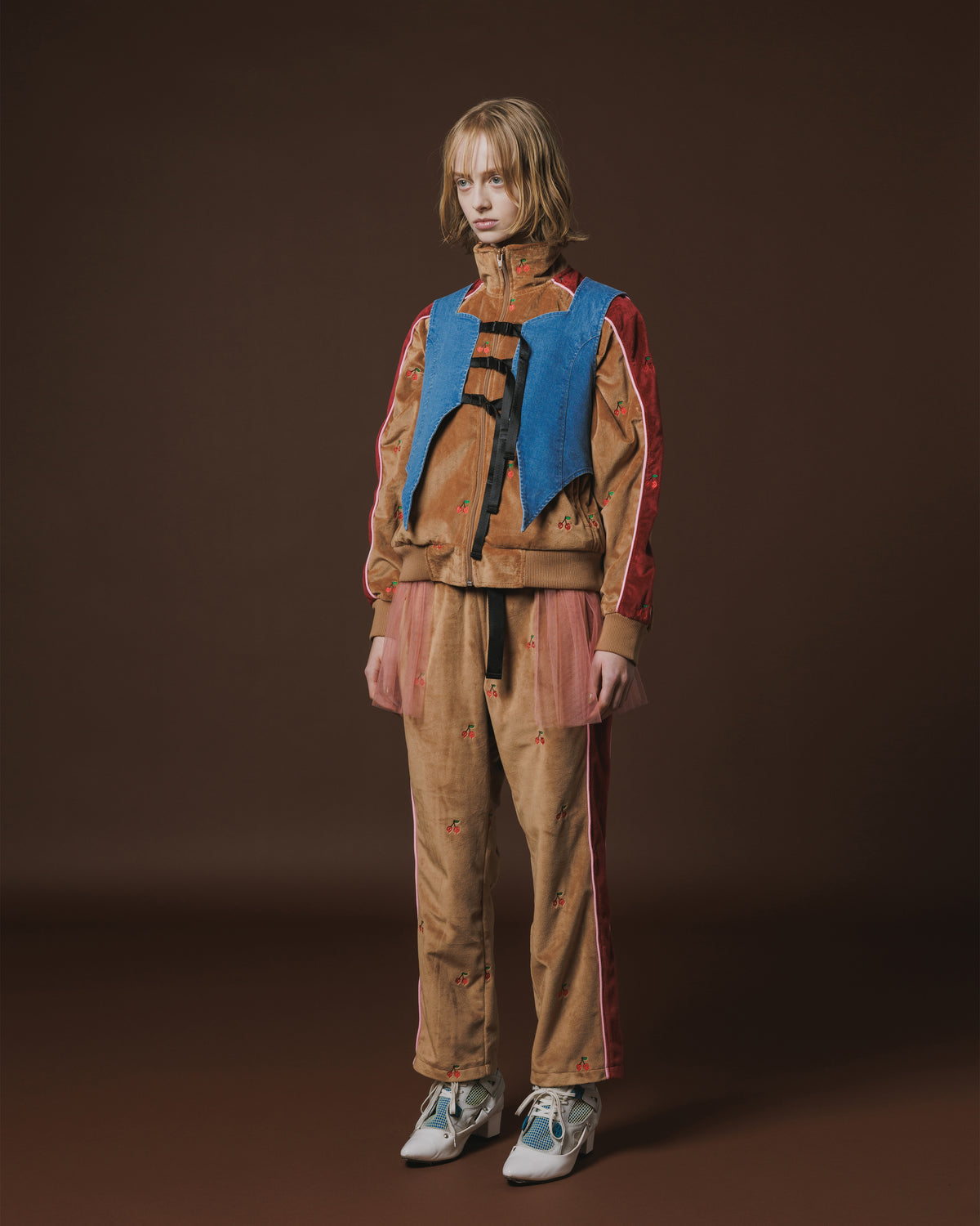 EMBROIDERY VELOUR TRACK PANTS (BROWN)